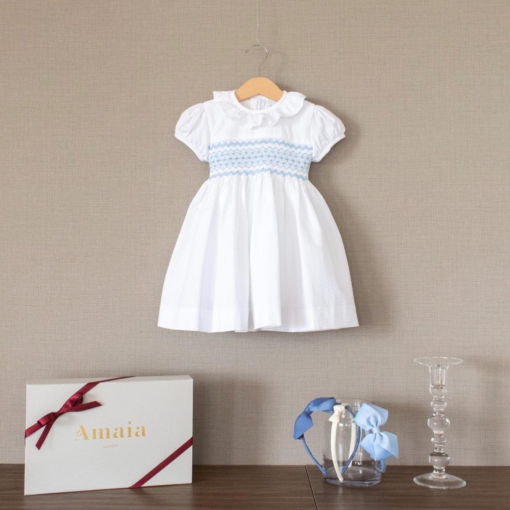 私たちのお姫さまへ ﻿﻿私たちのお姫さまへ贈る真っ白なワンピース🤍🕊﻿﻿スペインの職人により1針1針施された手刺繍を胸元に添えて﻿﻿﻿——————————————————﻿Happy Royal Anniversary ﻿ポイント10倍キャンペーン！﻿﻿■4月29日(木)0:00 〜 5月5日(水)23:59﻿﻿■通常100円毎に1ポイントが貯まるオンラインショップにて、100円毎に10ポイントが貯まります。﻿﻿嬉しいポイント10倍！貯まったポイントは次回のお買い物の際に100ポイント100円として使用可能です。🛍﻿﻿◉また「母の日」にキャサリン妃ご愛用の婦人マスクやブラウス、バッグをギフトにされるお客様へ、作家さん手描きの「母の日カード」をプレゼント中。﻿﻿詳しくはHPをご覧ください﻿﻿﻿﻿@bonitatokyo﻿﻿﻿︎ONLINE STORE﻿https://bonitatokyo.com﻿﻿﻿#bonitatokyo #amaiakids #アマイアキッズ #シャーロット王女 #キャサリン妃 #イギリス王室 #出産祝い #出産祝いギフト #刺繍 #むすめふく #ベビー服