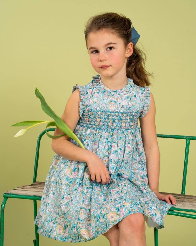 Salome dress  ﻿﻿多くのお問い合わせをいただいておりましたワンピース、入荷いたしました️﻿﻿ターコイズとピンクの2色展開のスモッキング刺繍が優雅なSalome dress﻿﻿本日5/7 21:00販売開始﻿﻿﻿﻿——————————————————﻿「母の日」にキャサリン妃ご愛用の婦人マスクやブラウス、バッグをギフトにされるお客様へ、作家さん手描きの「母の日カード」をプレゼント中。﻿﻿詳しくはHPをご覧ください﻿﻿﻿﻿@bonitatokyo﻿﻿﻿︎ONLINE STORE﻿https://bonitatokyo.com﻿﻿﻿#bonitatokyo #amaiakids #アマイアキッズ #シャーロット王女 #キャサリン妃 #出産祝い #出産祝いギフト #女の子ママ #手刺繍 #女の子服 #キッズファッション女の子