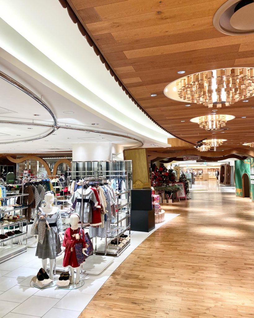 Isetan Shinjuku POP UP SHOP🖤⁡■期間11月3日(水)〜11月9日(火)■場所伊勢丹新宿店本館6階　リ・スタイルキッズ⁡⁡■11月3日(水)は店頭の混雑が予想されるため、午前10時より本館６階=リ・スタイル キッズにて整理券を配布させていただきます。⁡整理券の配布は、先着順となります。⁡商品のお問い合わせ‍♀️@isetan_shinjuku_baby_and_kids ⁡⁡⁡⁡⁡@bonitatokyo⁡︎ONLINE STOREhttps://bonitatokyo.com⁡#bonitatokyo #amaiakids #アマイアキッズ #キャサリン妃 #出産祝い #女の子ママ #女の子ベビー服 #男の子ベビー服 #むすめ服 #伊勢丹新宿店 #クリスマス準備