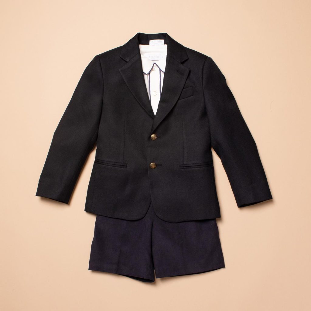 キッズフォーマル⁡新発売のGeorge Set(📸1枚目)は卒園式・入学式をお迎えになる男の子のための3点セット⁡セットのブレザーはジョージ王子のためにアマイアキッズがオートクチュールでお作りしたものと同じものをご用意🤴⁡ジョージ王子が正装としてしていつもお召しになられていたシャツもセットに⁡セレモニー女の子セット(📸10枚目)も絶賛発売中❣️⁡卒園式・入学式におすすめのセレモニー服は伊勢丹新宿店本館6階でもお取り扱い中です⁡⁡⁡⁡@bonitatokyo⁡︎ONLINE STORE︎SALE開催中https://bonitatokyo.com⁡#bonitatokyo #amaiakids #アマイアキッズ #イギリス王室 #ジョージ王子 #キッズフォーマル #男の子フォーマル #入学式準備 #入学式コーデ #男の子ママ #男の子ベビー