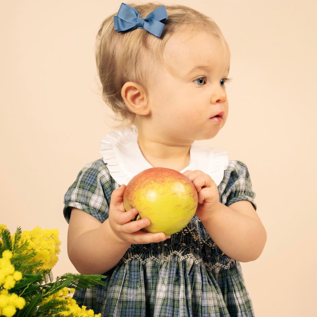 ヘアクリップ再入荷⁡お待たせしました❣️⁡全67色のヘアクリップ、たっぷりストックを揃えていますヘアアクセサリーのギフトには収納にも便利なアクセサリー専用ギフトボックスがおすすめ(📸3枚目)簡易ラッピングにはリボンシールが付くショッパーをお求めください(📸4枚目)⁡販売開始したばかりの新作春夏コレクションもお楽しみください⁡⁡卒園式・入学式におすすめのセレモニー服は伊勢丹新宿店本館6階でもお取り扱い中⁡⁡⁡⁡@bonitatokyo⁡︎ONLINE STORE︎Winter Sale開催中https://bonitatokyo.com⁡#bonitatokyo #amaiakids #アマイアキッズ #出産祝い #ベビーギフト #女の子ママ #ベビーヘアクリップ #ヘアアクセサリー収納 #ヘアボウ #入園準備 #ヘアアクセサリー