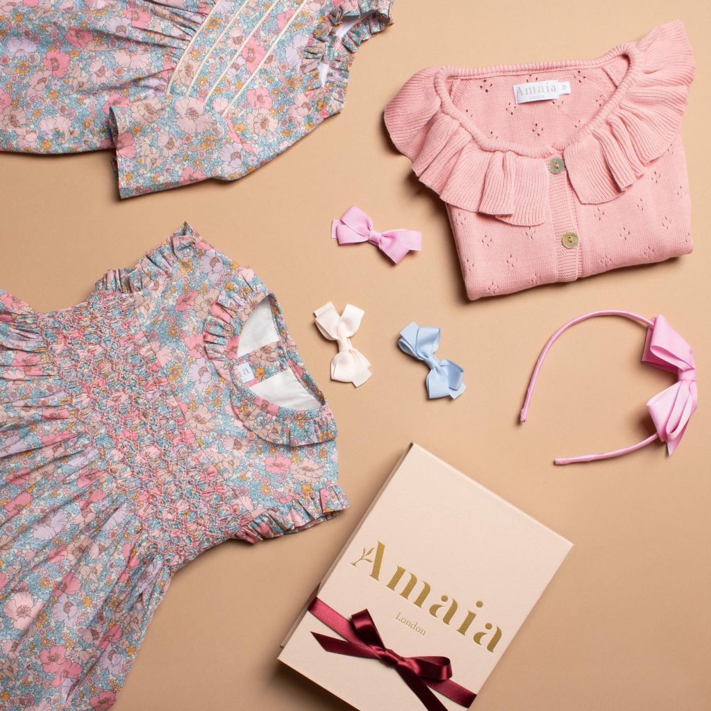 出産祝い⁡大切な赤ちゃんに贈るベビーギフト🦢⁡出産祝いに人気のアイテムは⁡女の子にはヘアアクセサリーのギフトセットやワンピース、カーディガンなど⁡男の子ベビーにはロンパースやサロペット⁡ご予算に合わせて上品なギフトをお選びください⁡⁡⁡@bonitatokyo⁡︎ONLINE STORE https://bonitatokyo.com⁡#bonitatokyo #amaiakids #アマイアキッズ #シャーロット王女 #イギリス王室 #女の子ママ #女の子ベビー服 #出産祝い #出産祝いギフト #ベビーギフト #ベビー服