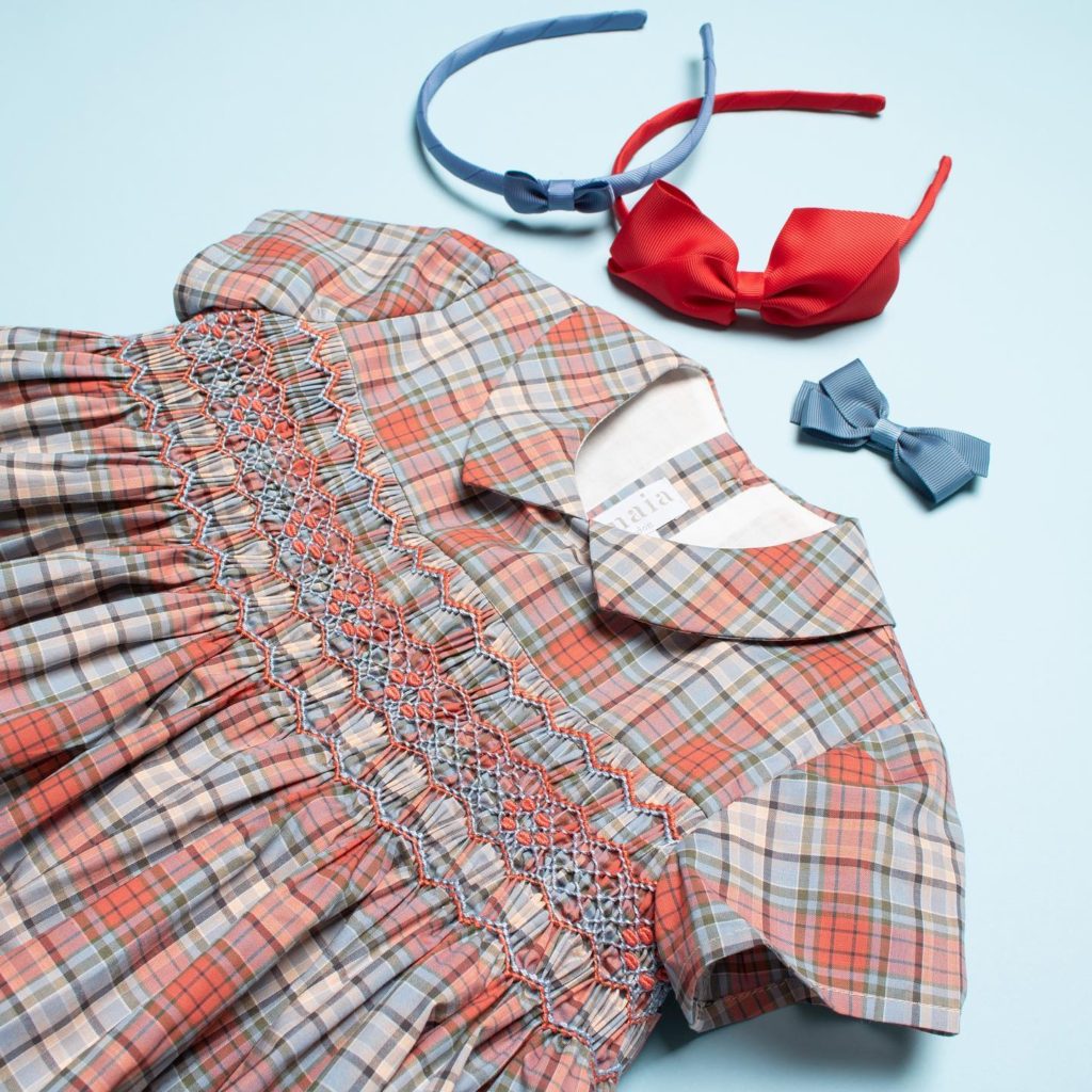 世界に1枚だけの手刺繍の温もり🫶⁡アマイアキッズのベビー・子ども服の刺繍は⁡スペインの職人が1針ずつ心を込めて縫っています🪡🧵⁡ミシン刺繍では表現できない立体感のある刺繍は⁡ザ・職人の技⁡世界に同じもののない、世界で1枚だけの手刺繍ワンピース⁡ヘアアクセサリーと合わせて出産祝いやお誕生日プレゼントに大人気⁡贈り物にはブランドオリジナルギフトボックスをご利用ください⁡⁡@bonitatokyo⁡︎ONLINE STORE サマーセール開催中️https://bonitatokyo.com⁡#bonitatokyo #amaiakids #アマイアキッズ #シャーロット王女 #女の子ママ #女の子ベビー服 #出産祝い #出産祝いギフト #ベビーギフト #手刺繍 #キッズヘアアクセサリー