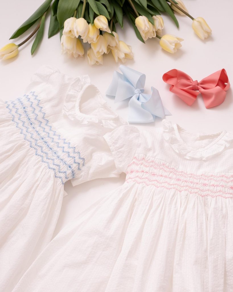 オフホワイト🤍⁡販売開始から大人気の今季のワンピース🕊⁡夏の日差しの下で映えるオフホワイト🤍🌞⁡夏に1枚は揃えておきたいカラーですね🫶⁡胸元の手刺繍のお色はピンクとブルー🧵🪡⁡どちらのお色が好きですか⁡⁡@amaia_japan⁡▼Online Shophttps://amaia.jp