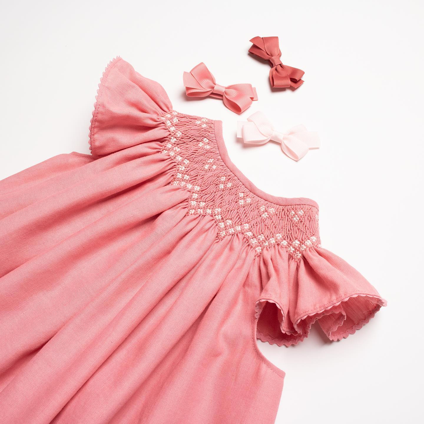 Butterfly dress🦋⁡蝶々の羽のような肩元がとっても可愛いワンピース🦋⁡スペインの職人が1針ずつ仕上げた手刺繍が首周りを飾る華やかなワンピースです🩷⁡@amaia_japan⁡▼Online Shophttps://amaia.jp