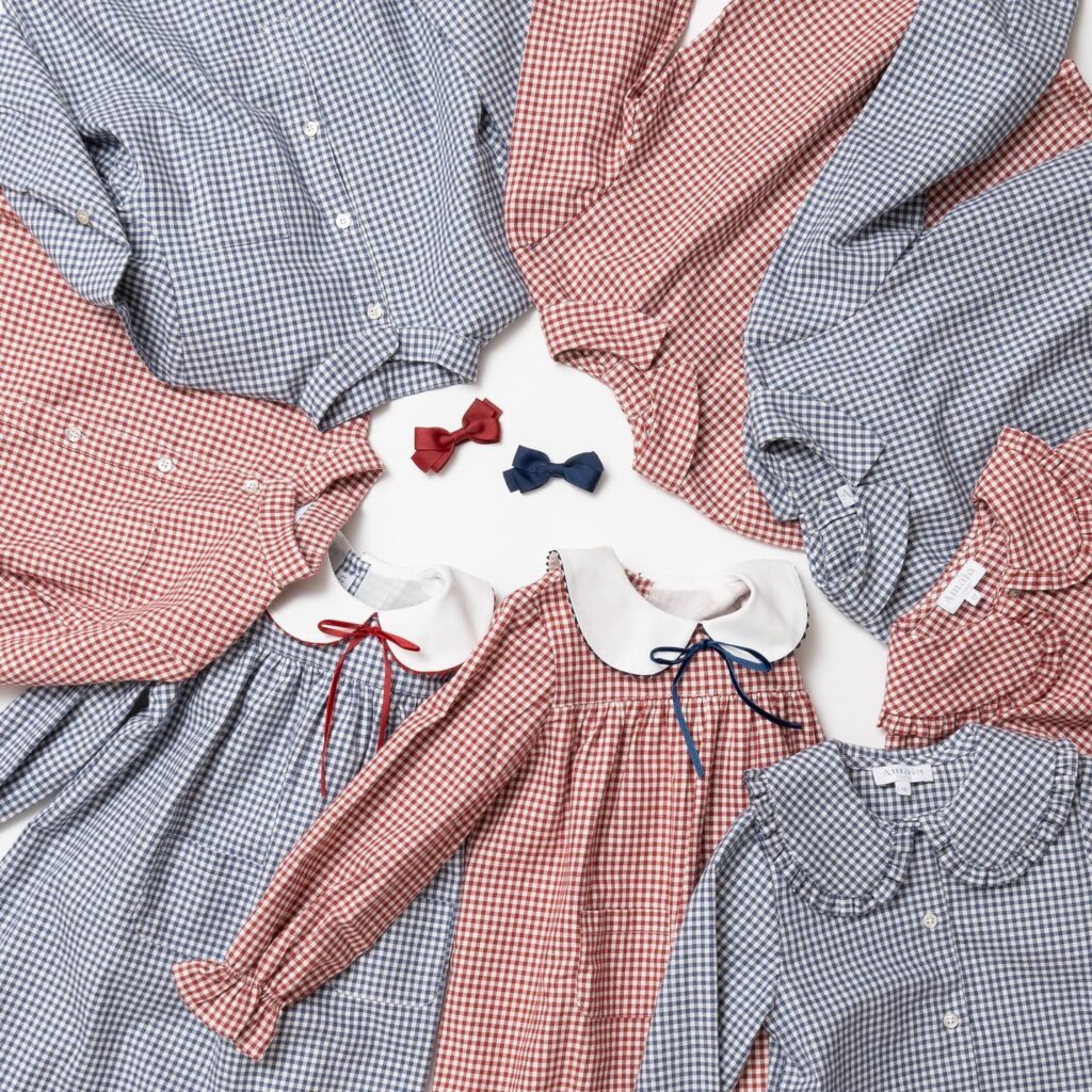 兄弟姉妹コーディネート👭👬⁡赤と青が配色された英国のユニオンジャックを連想させるラインナップのアイテムたち🏻‍♂️⁡9月15日(金)21:00発売です♡⁡日本限定アイテムも登場します️⁡お楽しみに♪⁡⁡⁡@amaia_japan⁡▼OnlineShophttps://amaia.jp