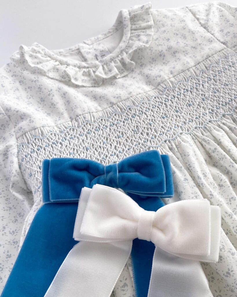 ゴージャスなディテール🧵🪡⁡これからのセレモニーシーズンにもオススメのゴージャスな手刺繍ワンピース⁡@amaia_japan⁡▼Online Shophttps://amaia.jp