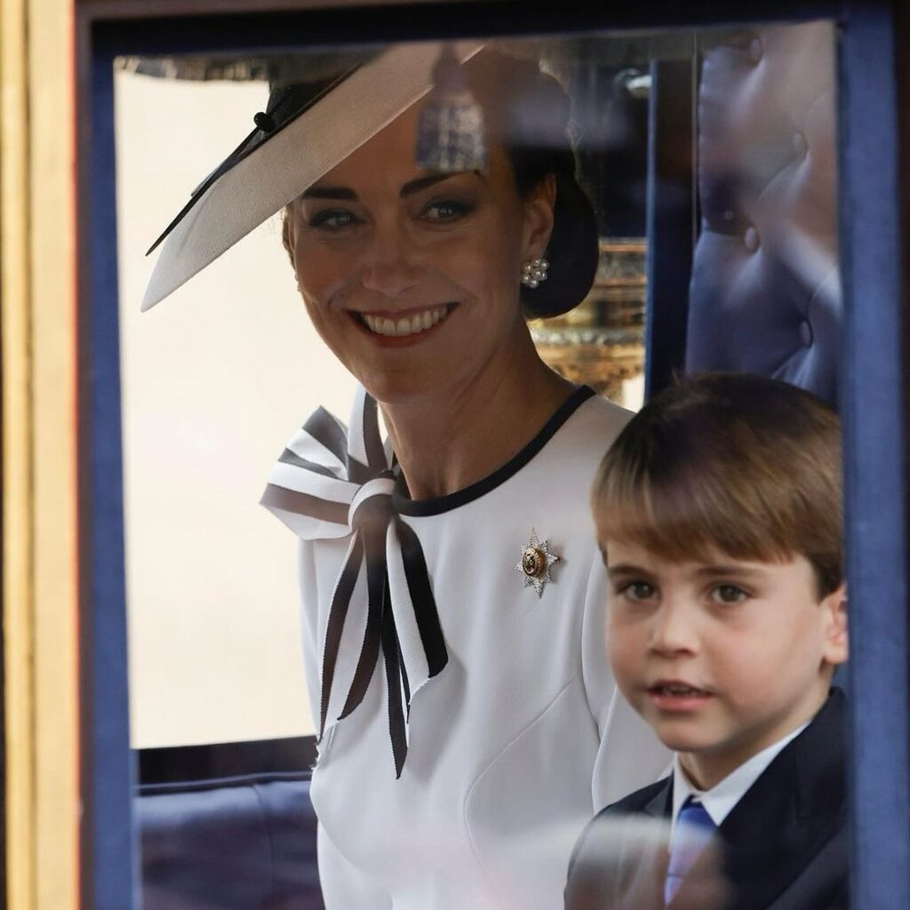 キャサリン妃⁡美しい笑顔で公のイベント、「トゥルーピング・ザ・カラー」に出席され、私たちを喜ばせてくれたキャサリン妃⁡「トゥルーピング・ザ・カラー」は、17世紀に始まった伝統的なイギリスの軍事式典で、毎年イギリスの君主の公式誕生日を祝うために行われます。⁡ロンドンは雨の日でしたが、空軍の飛行機が飛ぶ時間には晴れ間が訪れ、ロイヤルファミリーもバルコニーから空を見上げました️⁡キャサリン妃の治療が順調に進むことを祈っています⁡@amaia_japan⁡▼オンラインショップhttps://amaia.jp#キャサリン妃 #イギリス王室 #英国王室 #ロイヤルファミリー #トゥルーピングザカラー #バッキンガム宮殿 #ロンドン #英国