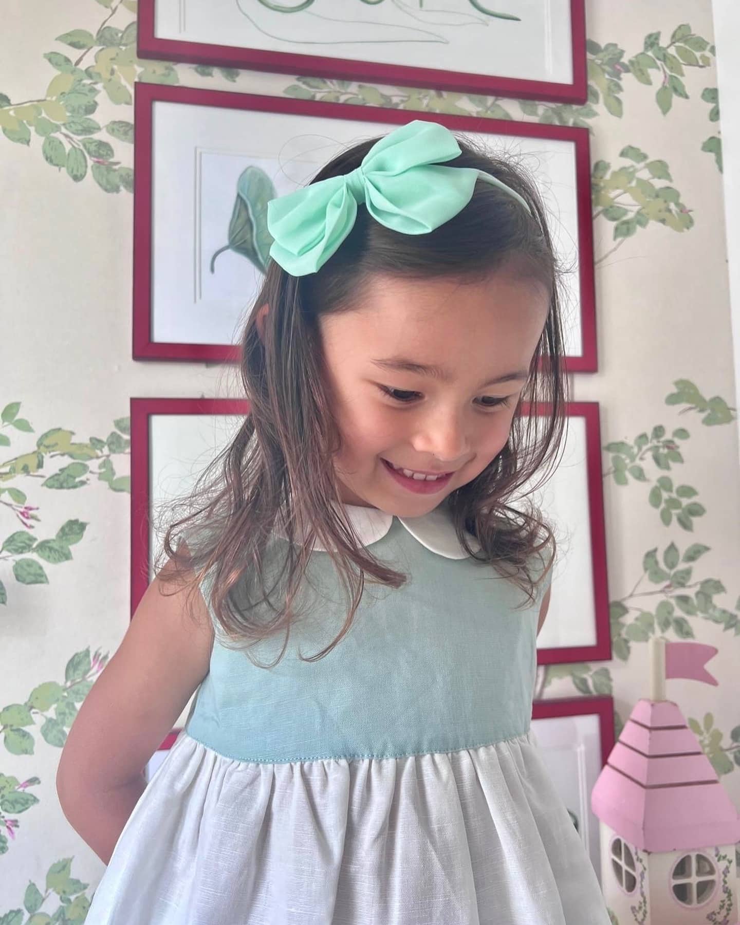 ヨーロッパの上質なリネンを使用したエプロンワンピース⁡アクアカラーが夏らしく、白い丸襟がとびきり可愛いイチオシのベビー服です(1歳から4歳までのサイズ展開)⁡同じ生地のブルマやパンツと合わせてスタイリングをお楽しみください🫶柔らかいシフォン素材のヘッドバンドも赤ちゃんから使えて出産祝いに大人気のヘアアクセサリーです⁡@amaia_japan⁡▼オンラインショップhttps://amaia.jp⁡#アマイアキッズ #amaiakids #amaiajapan #出産祝い #出産祝いギフト #女の子ベビー服 #ベビーヘアアクセサリー #ベビーヘッドバンド #ベビーシャワーギフト