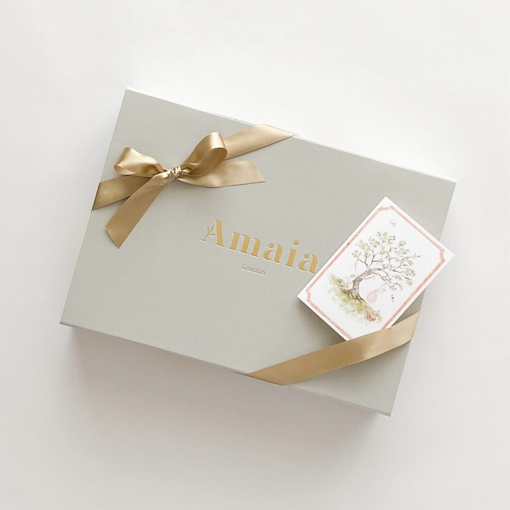 ギフトボックス⁡アマイアキッズでは、出産祝いやお誕生日のお祝いにぴったりの上品で愛らしいアイテムを多数ご用意しています🍼⁡大切な方への贈り物を心を込めたギフトボックスでお包みします♡⁡オリジナルのグリーティングカードも用途に合わせて3種類からお選びいただけます大切な思いが届きますように⁡#アマイアギッズ #amaiakids  #amaiajapan  #出産祝い #誕生日ギフト #ギフトボックス #ベビーギフト #出産祝いギフト #ギフトラッピング #ギフト #ベビーシャワー #ベビーシャワーギフト ⁡@amaia_japan⁡▼オンラインショップhttps://amaia.jp