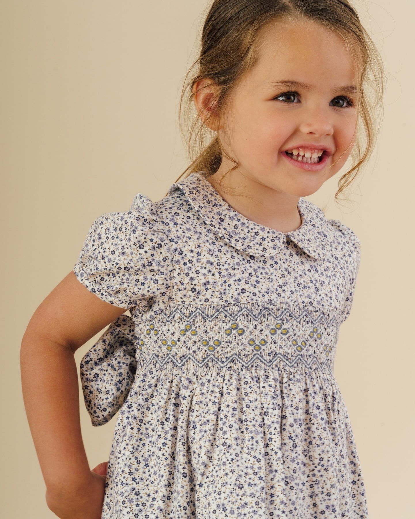 新作ワンピース⁡ブルーの濃淡が織りなす花柄が上品で、後ろ姿も愛らしく大きなリボンが目を引くワンピース⁡華やかなスモッキング刺繍入りで、特別な日にぜひお召しいただきたい一着です⁡サイズは2歳〜10歳展開⁡清楚で天使のようなワンピースは、七五三のお祝いや出産祝いにもオススメのアイテムです🍼⁡9月12日(木)12:00発売⁡#アマイアギッズ #amaiakids  #amaiajapan #ベビー #ベビーギフト #出産祝い #七五三ワンピース #七五三ドレス #ベビー服女の子 #むすめ服 #シャーロット王女 #キャサリン妃 #イギリス王室 #英国ファッション ⁡@amaia_japan⁡▼オンラインショップhttps://amaia.jp