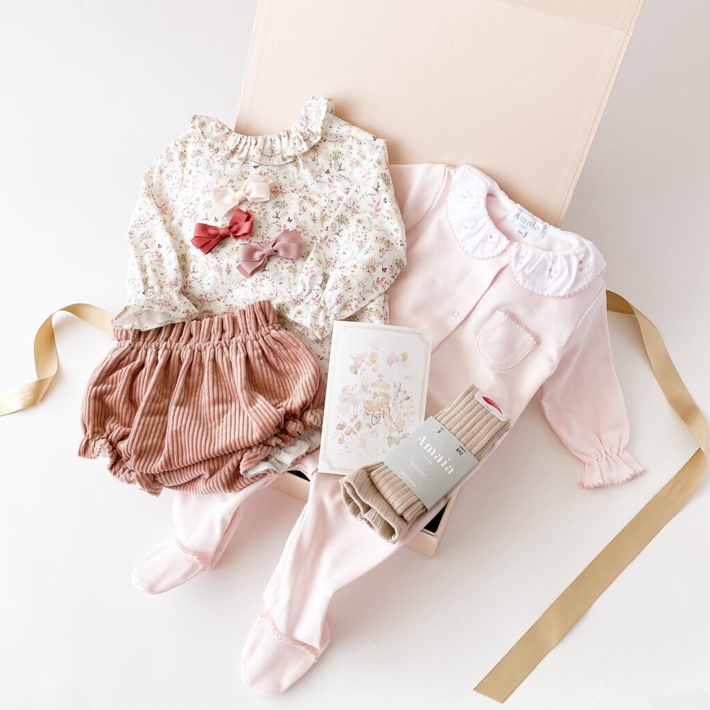 女の子ベビーギフト⁡秋冬の女の子ベビーへの贈り物には️⁡足先までカバーしてくれるカバーオールや⁡やわらかなお色味が可愛らしいブラウスやブルマにヘアアクセサリーとタイツも添えて🍼⁡ギフトボックスに付属するグリーティングカードは3種類からお選びください️🕊️⁡ボックスを開けた瞬間の笑顔を想像するだけで嬉しくなりますね♡⁡女の子ベビーにぴったりのアイテムをぜひご覧ください🤱🩷⁡#アマイアキッズ #amaiakids  #amaiajapan #出産祝い #出産祝いギフト #ベビーギフト #赤ちゃんギフト #ベビー服 #女の子ベビー服 #女の子ベビーママ #女の子ママ予定 #ベビーシャワーギフト #ベビーヘアアクセサリー #赤ちゃんコーデ ⁡@amaia_japan⁡▼オンラインショップhttps://amaia.jp