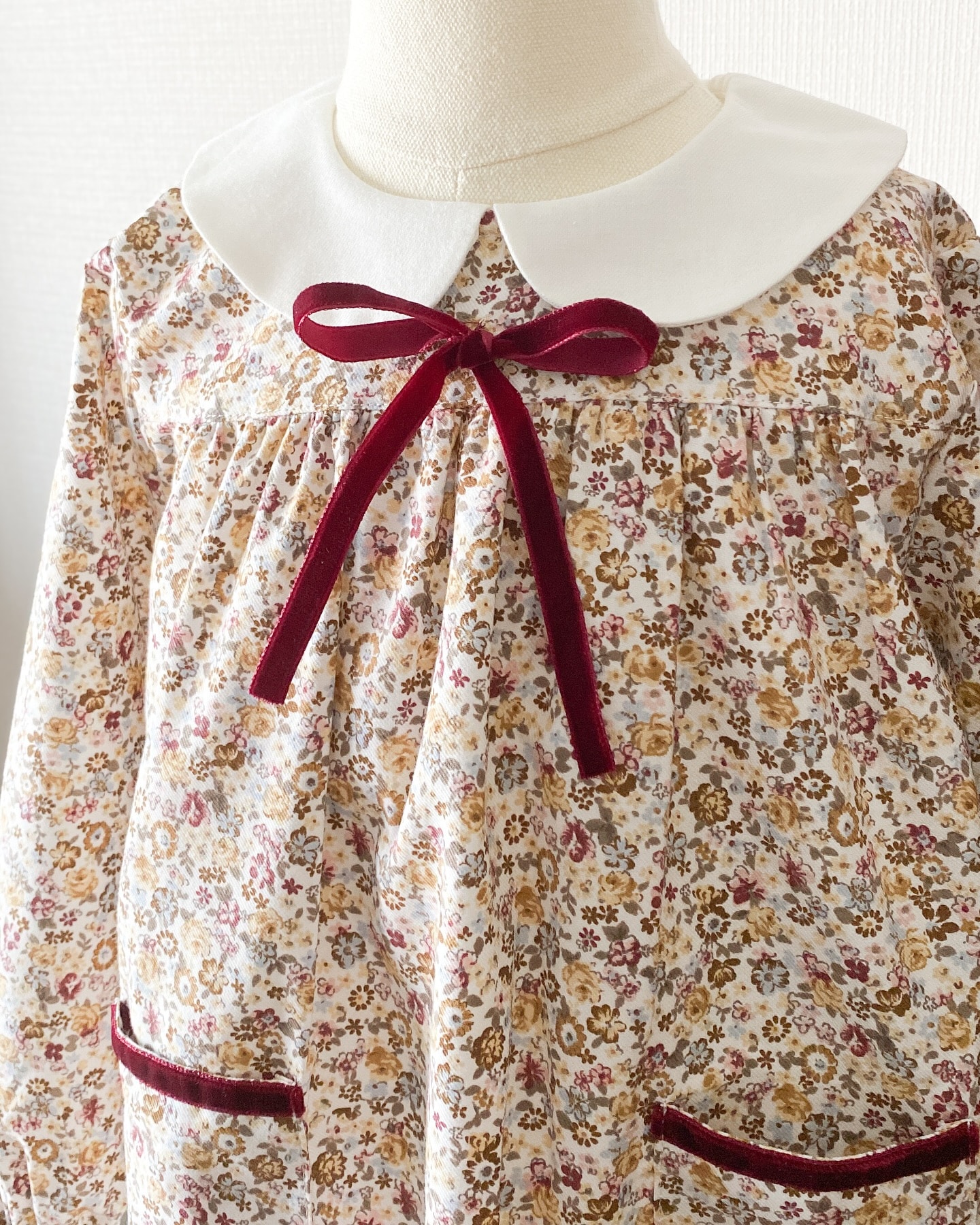 LOVEリボン胸元と袖元に秋冬らしい素材のベロアリボンが飾られた毎年人気のワンピース『Leela dress』丸襟🤍 リボン フリル ポケット🤍 と愛らしさあふれるディテールがいっぱい♡秋冬カラーの小花柄に包まれて、お出かけが待ち遠しくなるステキなワンピースです同じ小花柄のブラウスもスタイリングしやすくオススメ🧶#アマイアキッズ #amaiakids #amaiajapan #キッズファッション #女の子ワンピース #出産祝い #出産祝いギフト #ベビーギフト #むすめ服 #女の子ママ