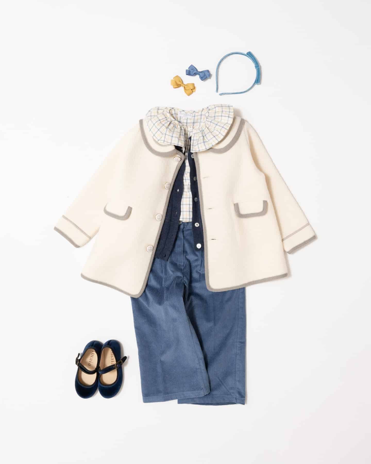 【Newコート】️⁡クラシックなマリンテイストを秋冬スタイルに取り入れたホワイトのウールコート🐏🧶⁡可愛らしいセーラーカラーにグレーのパイピングがおしゃれなアクセント🤍🩶⁡ホワイトのボタンにはアンカーマーク️が刻まれています⁡新しく加わった上品で可愛らしいコートをぜひご覧ください♡⁡新商品は、10月25日（金）オンライン発売ですお楽しみに⁡#アマイアキッズ #amaiakids #amaiajapan #キッズコーディネート #キッズコート #女の子コート #女の子ママ #むすめ服 #白コート #女の子コーデ #キッズファッション ⁡@amaia_japan⁡▼オンラインショップhttps://amaia.jp