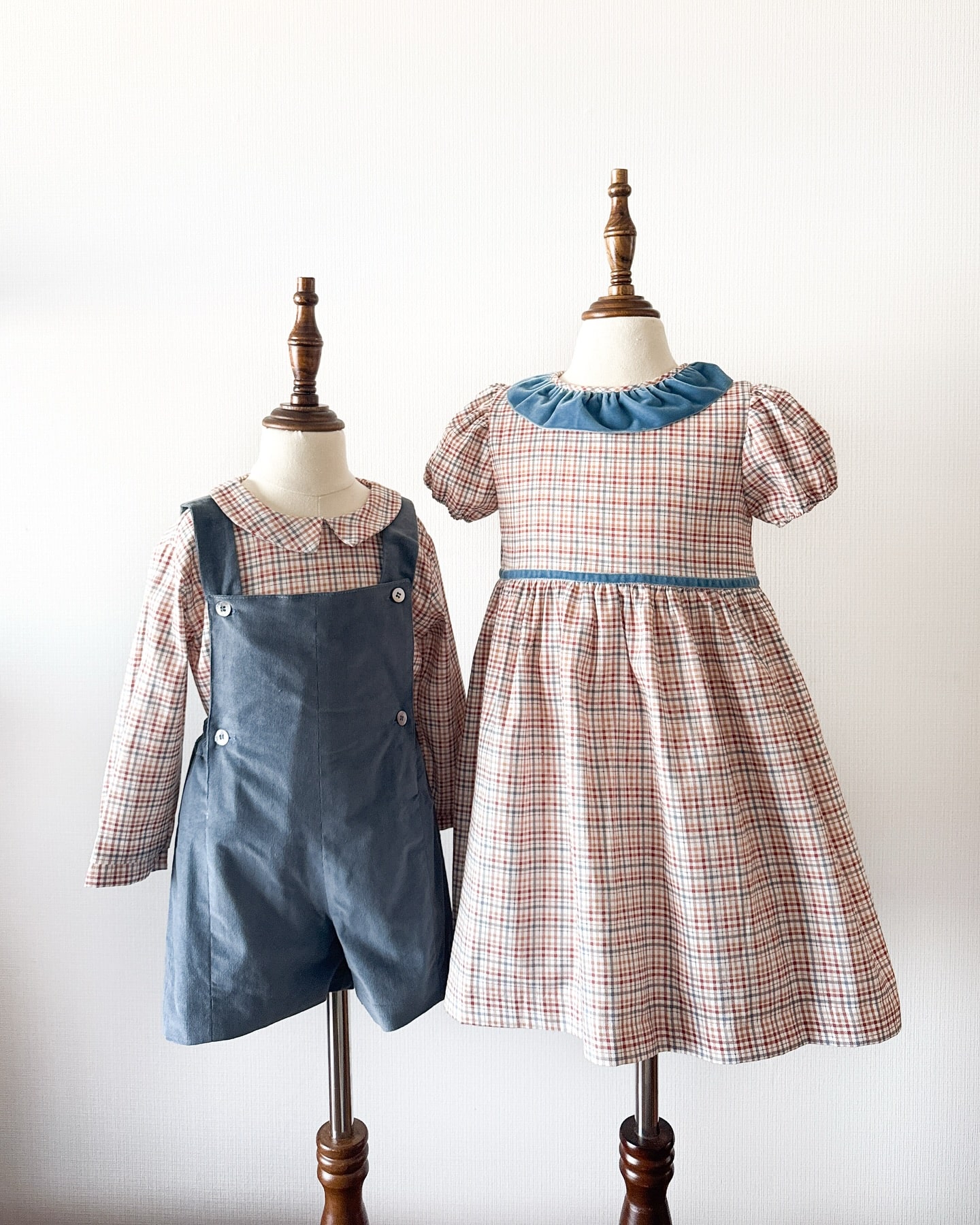 兄弟姉妹コーディネート⁡今期、豊富に揃ったチェック柄アイテムで兄弟姉妹のリンクコーデを楽しんでみませんか？🧸⁡同じアイテムやカラーを取り入れることで、可愛らしくまとまった兄弟姉妹コーデが完成🧡⁡ワンピース& シャツで、上品リンクコーデ🫧パンツ & パンツで、お揃いカジュアルスタイルブラウス & シャツで、おしゃれなお出かけコーデ🫧カーディガン & セーターで、ニットリンクスタイル🧶⁡お揃いファッションで、お出かけがもっと楽しくなること間違いなしぜひ兄弟姉妹コーデアイテムをチェックしてください⁡新作は、10月25日（金）20:00 発売です⁡#アマイアキッズ #amaiakids #amaiajapan #キッズファッション #兄弟姉妹コーデ #兄弟コーデ #姉妹コーデ #チェック柄アイテム #チェック柄ワンピース #女の子ママ #男の子ママ⁡@amaia_japan⁡▼オンラインショップhttps://amaia.jp