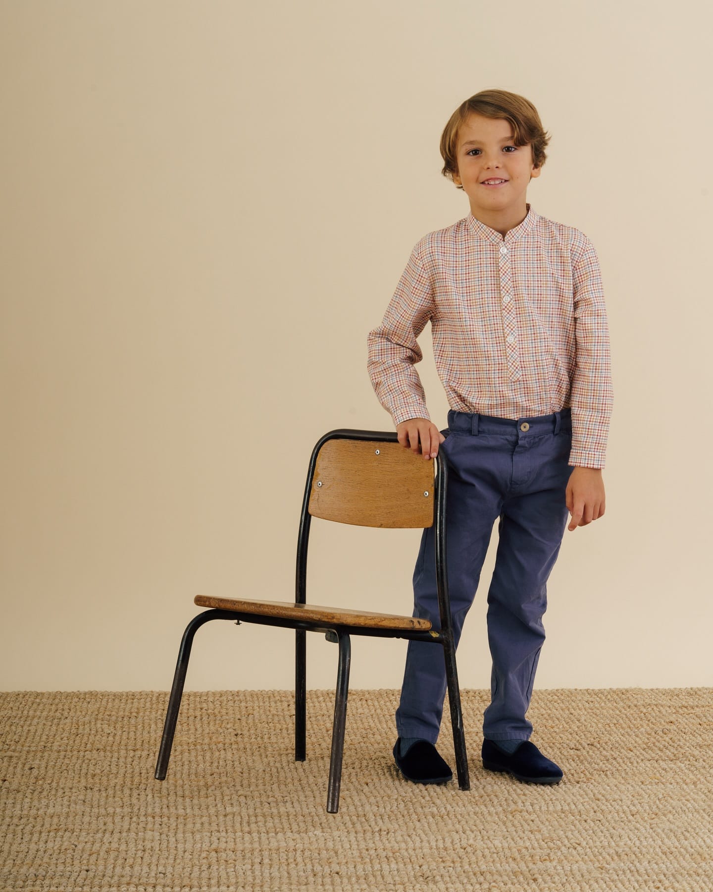 チェック柄男の子シャツ⁡今シーズン豊富に揃ったチェック柄の男の子シャツどのチェック柄がお好みですか？⁡男の子ファッションもスタイリングでさりげなくおしゃれスタイルに⁡セーターから襟元をちらりと覗かせて、重ね着のアクセントに🥁アイボリーのボトムスと合わせて、爽やかなホワイトコーデにシャツの袖をロールアップして、カジュアルな雰囲気に⁡今年の秋冬もお出かけが楽しくなるような男の子ファッションをぜひお楽しみください️⁡新作は、10月25日（金）20:00 発売です⁡#アマイアキッズ #amaiakids #amaiajapan #キッズファッション #男の子ファッション #男の子コーデ #男の子ママ #キッズフォーマル男の子 #むすこ服 #男の子ベビー服 #男の子服⁡@amaia_japan⁡▼オンラインショップhttps://amaia.jp