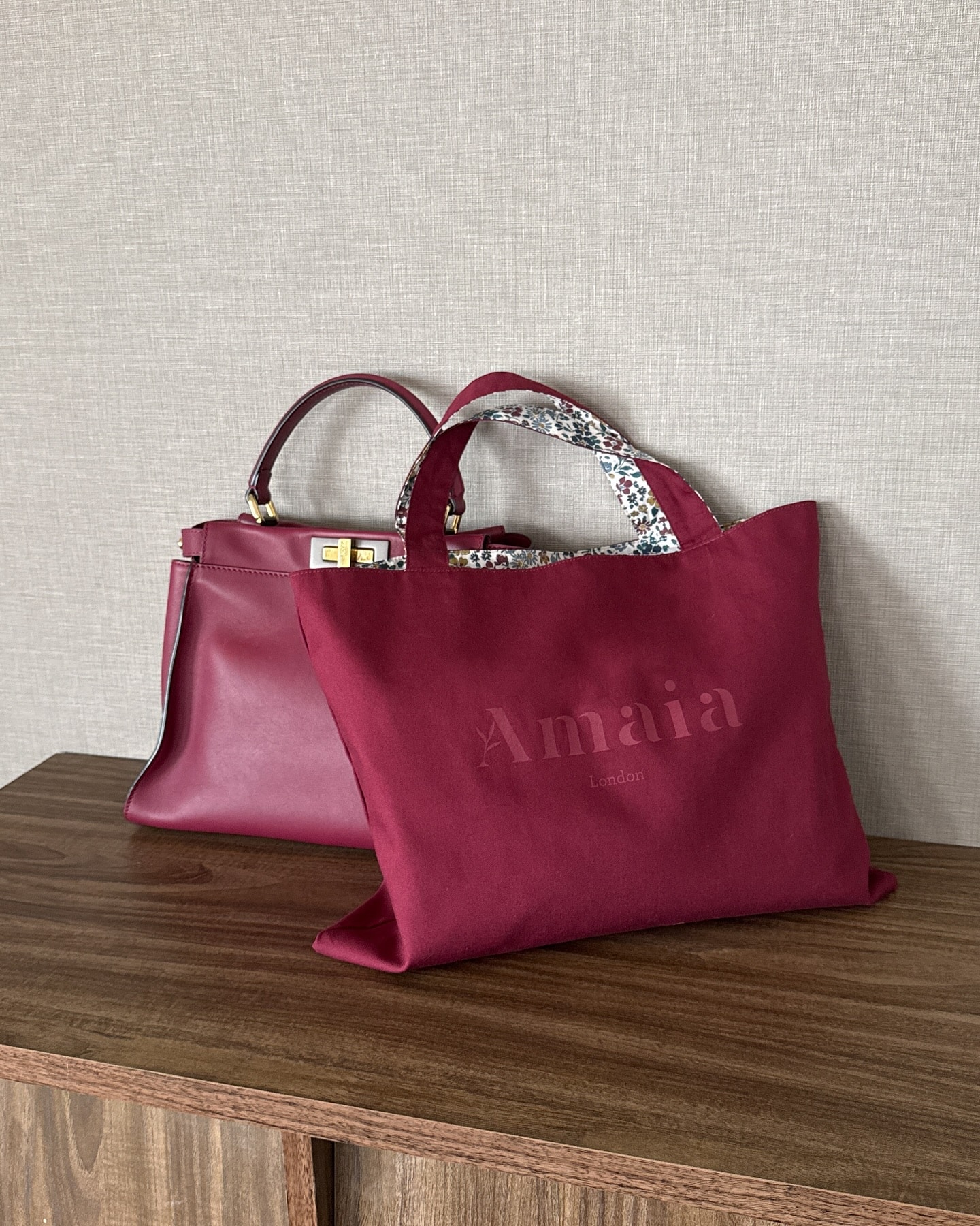 【リバーシブルリバティ】🛍️⁡深まる季節、小物で秋色を纏う♡⁡シックで落ち着いたカラーが魅力のリバティプリント【Anabella】と🧡⁡コーディネートにエレガントさをプラスするバーガンディのリバーシブルバッグ⁡やわらかな生地は、折り畳んで持ち歩きにもとても便利⁡秋色が似合う季節に、バッグのカラーに合わせたサブバッグとして取り入れてみませんか？♡⁡おしゃれで可愛いAmaia Kidsのリバーシブルバッグで気分が上がる素敵な毎日を⁡#アマイアキッズ #amaiakids #amaiajapan #リバティバッグ #リバティプリント #秋冬コーディネート #大人かわいい #サブバッグ #マザーズバッグ #レッスンバッグ #秋冬バッグ ⁡@amaia_japan⁡▼オンラインショップhttps://amaia.jp