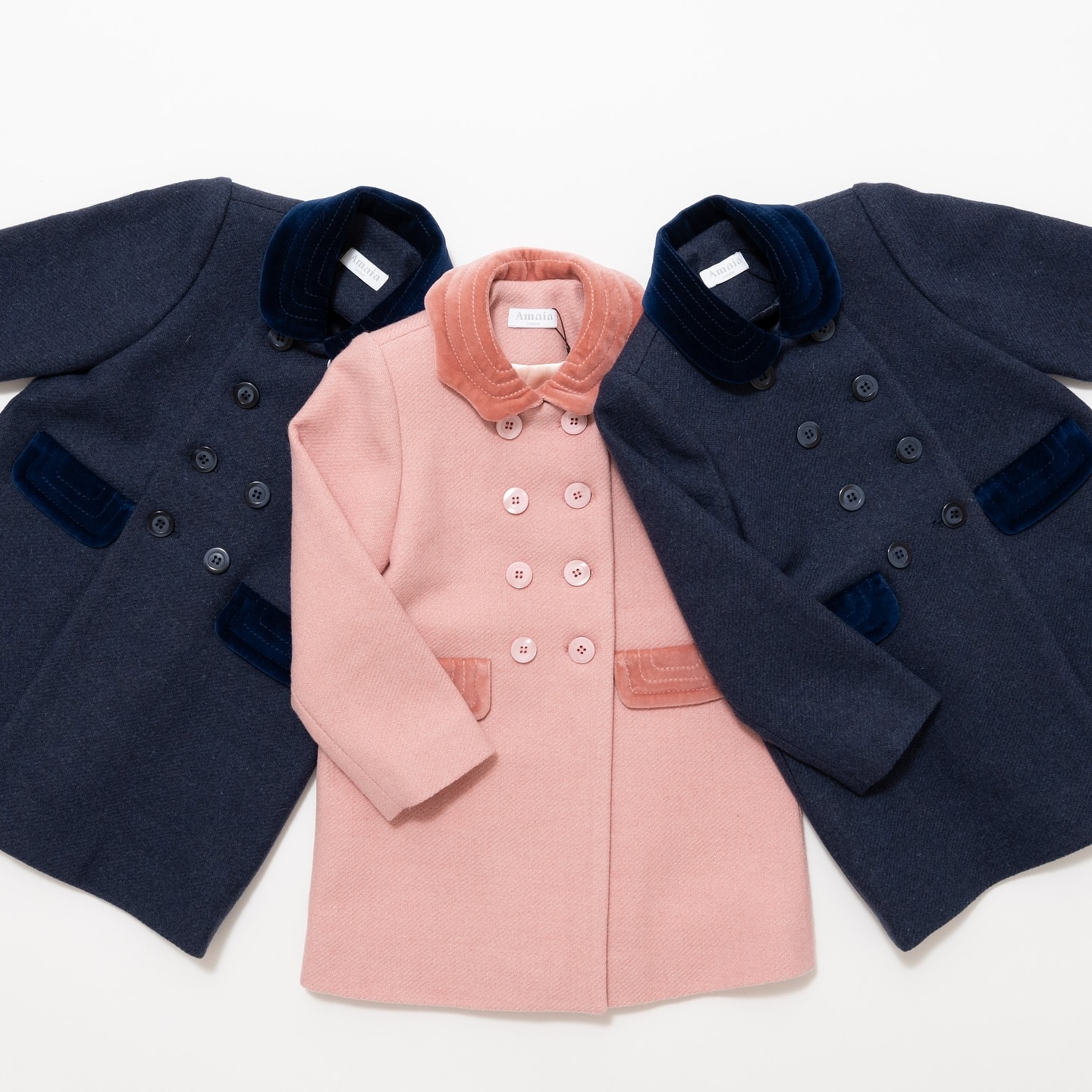 新作【クラシック コート】🩰🫧⁡ウールとベルベットの異なる素材の組み合わせが魅力のコートが入荷しました♡⁡厚手のウール生地で暖かく、裏地付きで高級感のある仕上がり🐏⁡カラーは2色女の子らしいスイート【Pink】男の子用・女の子用、タイムレス【Navy】🫐⁡襟元とフラップに使われたベルベットには、デザインのアクセントとなるステッチが施されています🪡🧵⁡学校行事やフォーマルな場面など特別な日にもぴったりな一着です🫧⁡オンライン発売は、11月1日（金）20:00です⁡伊勢丹新宿店のポップアップでは一足早くご紹介中です♡————————————————————伊勢丹新宿店【アマイアキッズPOP UP】⁡️期間 : 2024年10月30日(水)〜11月12日(火)️場所 :伊勢丹新宿店本館6階 リ・スタイルキッズ————————————————————⁡#アマイアキッズ #amaiakids #amaiajapan #子供コート #キッズコート #ピンクコート #ネイビーコート #スクールコート #おでかけコート #キッズアウター #キッズフォーマル #出産祝いギフト ⁡@amaia_japan⁡▼オンラインショップhttps://amaia.jp