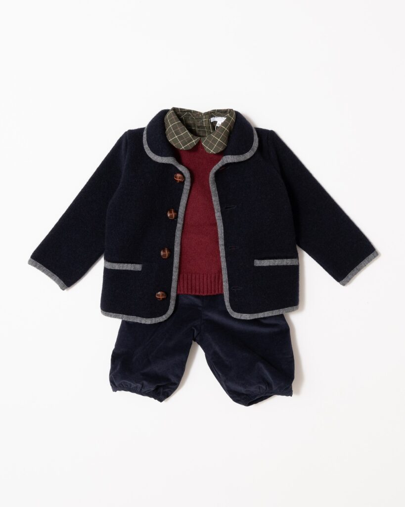 Boy’s style🏇⁡どちらのジャケットがお好みですか？⁡実はどちらともイギリス王室チルドレンがご愛用されたデザインのジャケット🦢⁡ジョージ王子とルイ王子がご愛用されたウールジャケット(📸1枚目)⁡ベアトリス王女の義理の息子、ウルフィーがご愛用されたツイードジャケット(📸2枚目)⁡どちらともフォーマルにもカジュアルにも着こなせるジャケットです⁡🗓️ウールジャケット(📸1枚目)は発売中サイズ完売分の今季再入荷はございませんのでご了承ください︎⁡🗓️ツイードジャケット(📸2枚目)は10月30日(水)発売です⁡#アマイアキッズ #amaiakids #amaiajapan #男の子ママ #男の子服 #男の子ベビー服 #出産祝い男の子 #キッズフォーマル #英国王室 #ロイヤルチルドレン #ジョージ王子 #ルイ王子 #男の子ジャケット ⁡@amaia_japan⁡▼オンラインショップhttps://amaia.jp