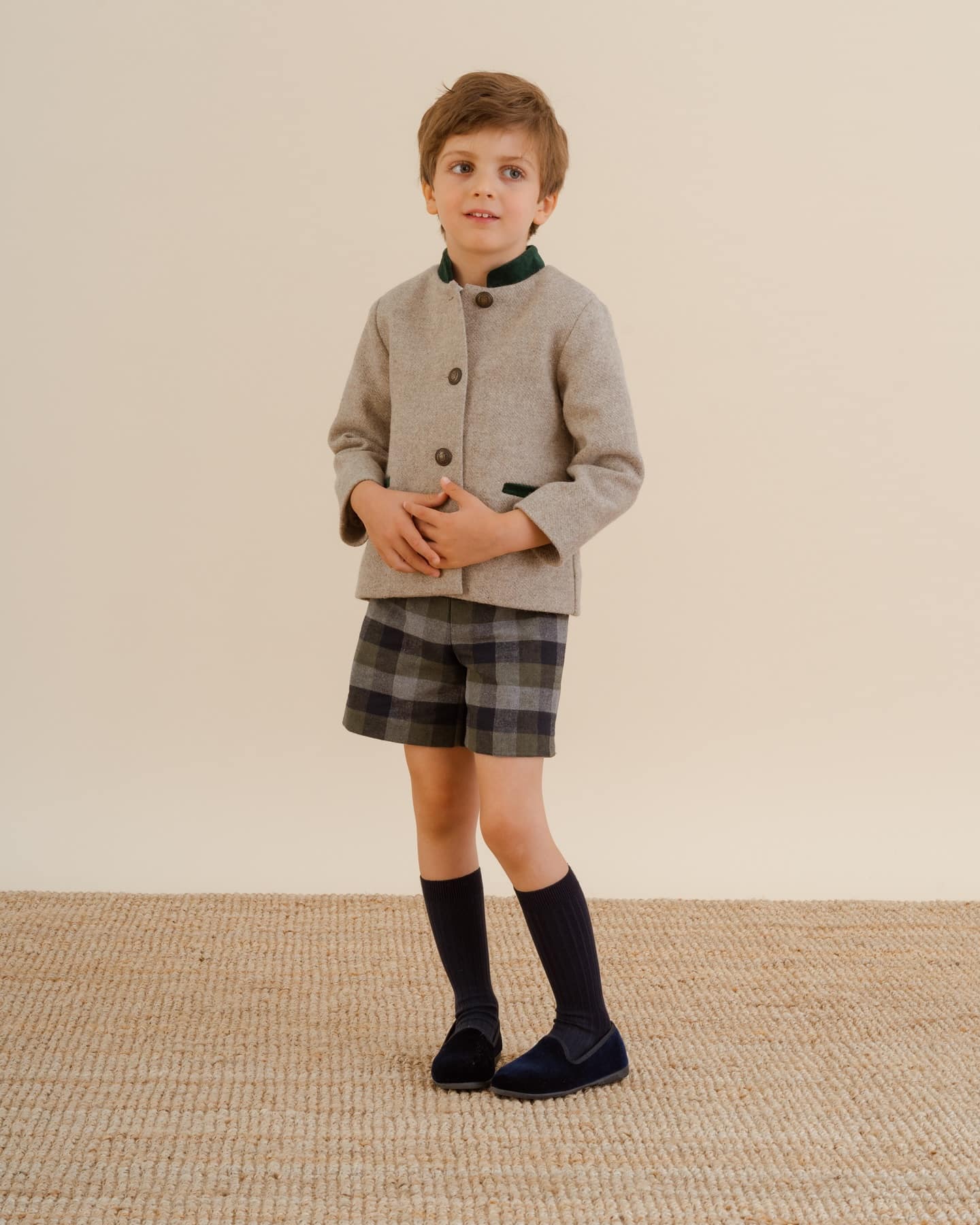 ツイードジャケット⁡前回の投稿でご紹介した新作ツイードジャケット⁡とぴったりの⁡カーキとチャコールのチェック柄パンツ🩶⁡肩紐付きパンツと、女の子のワンピースもございます︎⁡トラッドな雰囲気のアイテムをお楽しみください♡⁡🗓️ツイードジャケットは10月30日(水)発売です⁡#アマイアキッズ #amaiakids #amaiajapan #男の子服 #男の子ママ #むすこ服 #むすこーで #キッズフォーマル #キッズコーデ #兄弟コーデ @amaia_japan⁡▼オンラインショップhttps://amaia.jp