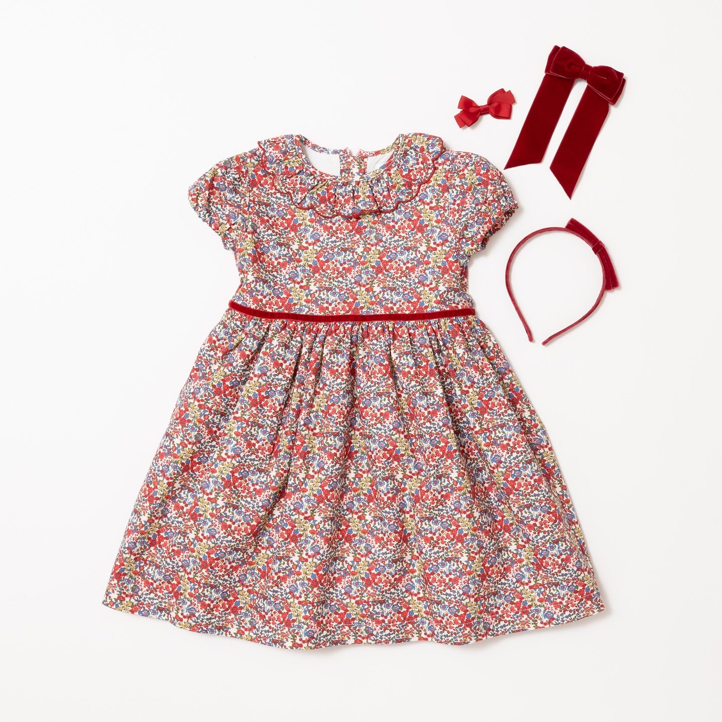 毎年人気の【Raisin dress】⁡フリルの襟元にふわふわパフスリーブ、胸元のベルベットラインがポイントの可愛らしいワンピース⁡今期は3種類のご用意です🫧鮮やかRed&Blueの小花柄ベルベットBlueが可愛いチェック柄おしゃれなBurgundyの千鳥格子柄⁡一枚ではもちろんのこと、寒い季節はカーディガンやインナーを合わせてアレンジを楽しみながら、長いシーズンお召しいただけるのも人気のヒミツ♡⁡特別な日のお出かけにも普段のおしゃれにもぴったりな【Raisin dress】を、ぜひご覧ください🧸⁡————————————————————————伊勢丹新宿店【アマイアキッズPOP UP】⁡️期間 : 2024年10月30日(水)〜11月12日(火)️場所 :伊勢丹新宿店本館6階 リ・スタイルキッズ————————————————————————⁡#アマイアキッズ #amaiakids #amaiajapan #キッズファッション #キッズコーデ #女の子ワンピース #花柄ワンピース #チェック柄ワンピース #出産祝い #女の子ママ ⁡@amaia_japan⁡▼オンラインショップhttps://amaia.jp