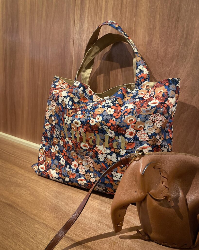 クラシカル【リバーシブルリバティ】🛍️⁡小物で秋冬にスパイスを🤎⁡モダンでクラシカルな雰囲気が魅力のリバティプリント【Thorpe】と⁡トップスやボトムスの色を選ばない万能カラーのキャメルとのリバーシブル🧡⁡やわらかな生地は、折り畳んで持ち歩きにも便利です⁡コーディネートのポイントにもアクセントにもなるリバーシブルバッグを、秋冬コーデに取り入れてみませんか？♡————————————————————————伊勢丹新宿店【アマイアキッズPOP UP】⁡️期間 : 2024年10月30日(水)〜11月12日(火)️場所 :伊勢丹新宿店本館6階 リ・スタイルキッズ————————————————————————⁡#アマイアキッズ #amaiakids #amaiajapan #リバティ子供服 #リバティバッグ #リバティプリント #秋冬コーディネート #リバーシブルバッグ #サブバッグ #ブランドロゴバッグ⁡@amaia_japan⁡▼オンラインショップhttps://amaia.jp