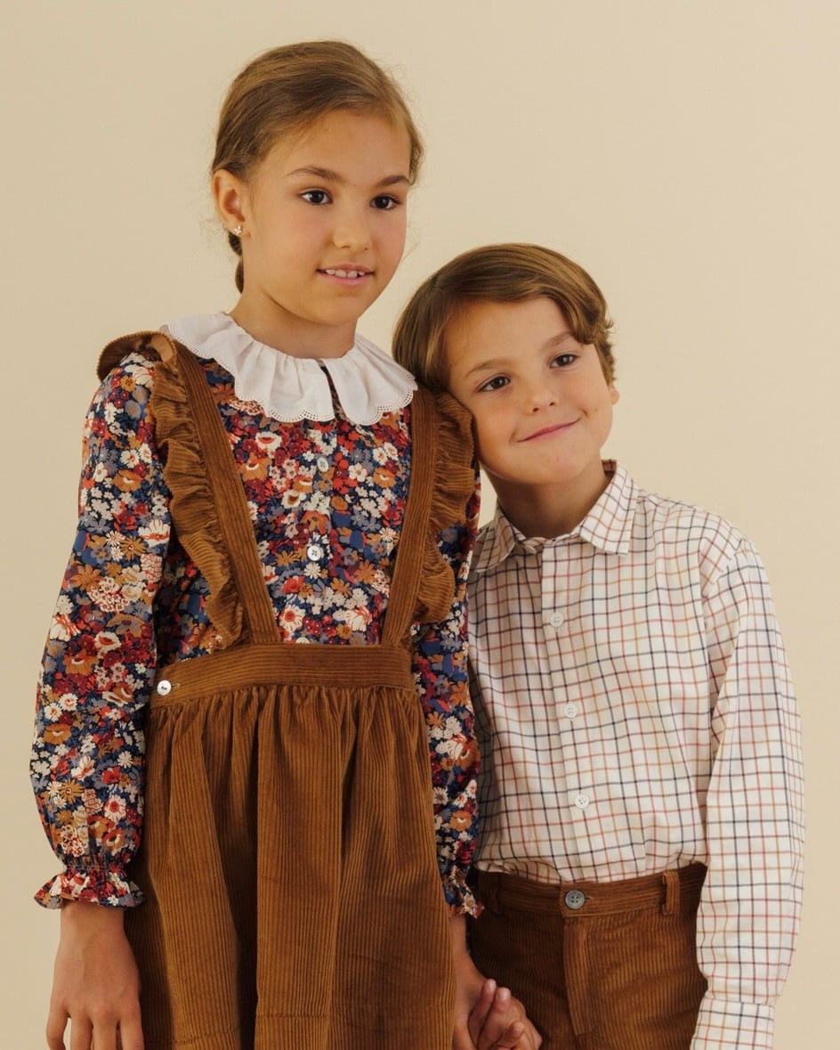 クラシカル【秋冬カラー】⁡モダンでクラシカルなリバティ【Thorpe】のブラウスは、1枚でさらりと着こなせるおしゃれアイテム⁡アイボリーの襟元と秋冬らしい深みのある色合いが、デニム風スカートやジャンパースカートと相性抜群で秋のスタイルを引き立てます🤎⁡寒い日にはカーディガンやタイツをプラスして、暖かな秋冬コーデに🧡⁡秋冬のおしゃれを存分に楽しめる、季節感たっぷりの魅力的なブラウスです♡⁡————————————————————————伊勢丹新宿店【アマイアキッズPOP UP】⁡️期間 : 2024年10月30日(水)〜11月12日(火)️場所 :伊勢丹新宿店本館6階 リ・スタイルキッズ————————————————————————⁡#アマイアキッズ #amaiakids #amaiajapan #キッズファッション #キッズコーデ #女の子ワンピース #海外子供服 #リバティ子供服 #リバティプリント #リバティ大好き #出産祝い #女の子ママ ⁡@amaia_japan⁡▼オンラインショップhttps://amaia.jp