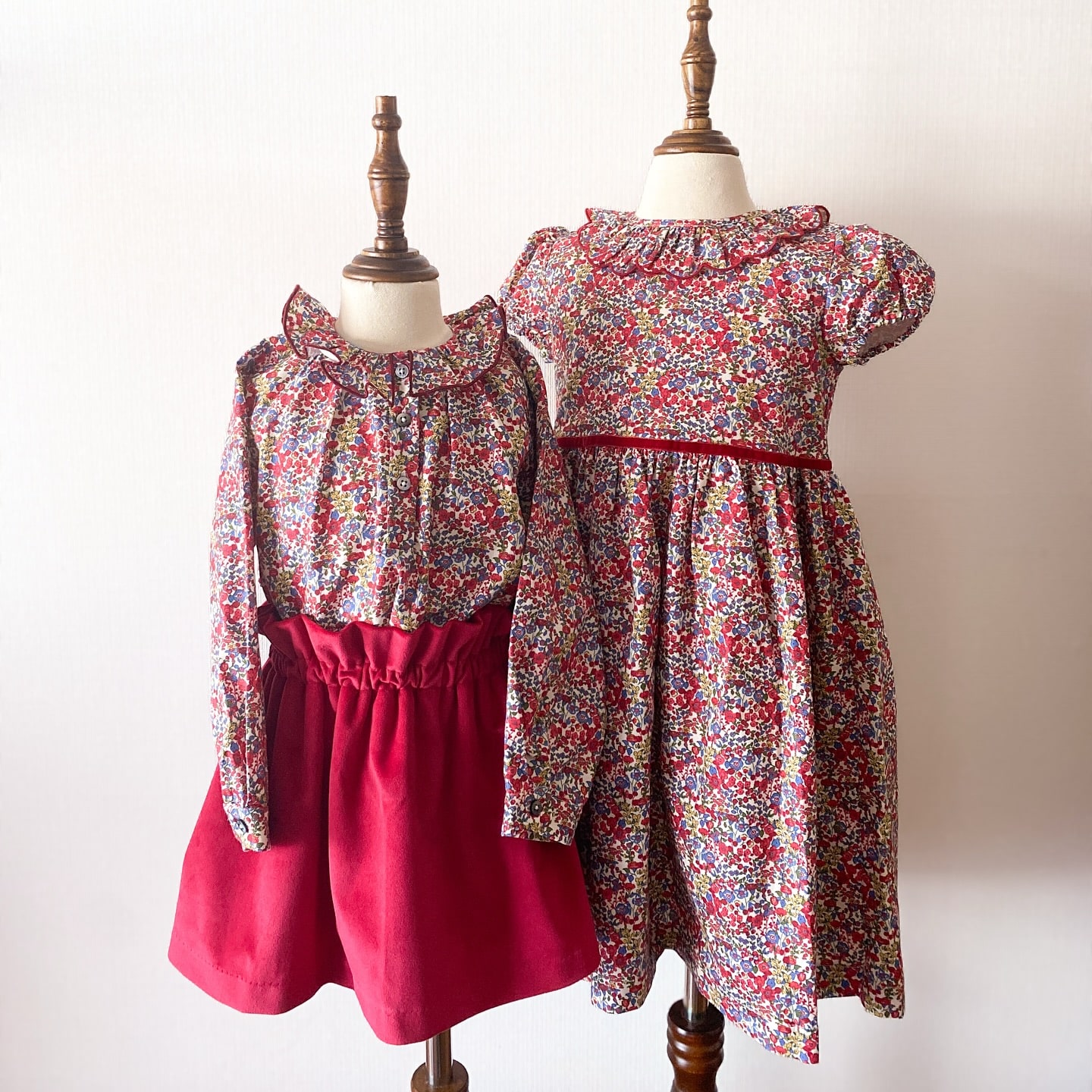 【Beautiful Red】⁡この秋冬に輝く、鮮やかな花柄の特別な一着一枚でコーディネートの主役に。⁡️セットアップ風コーデRed Velvetのスカートと合わせたブラウスは、まるでセットアップのように上品で華やか。⁡️クリスマス＆写真撮影愛らしいワンピースにRedのヘアアクセサリーをプラスして、とっておきのコーディネート。⁡ご家族でのディナーやイベント、写真撮影など、この季節ならではの特別なシーンを美しく彩るアイテムです♡⁡【ショップポイント10倍開催中】⁡#アマイアキッズ #amaiakids #amaiajapan #英国子供服 #キッズコーディネート #女の子ブラウス #女の子ワンピース #花柄アイテム #キッズヘアアクセサリー #クリスマス準備⁡@amaia_japan⁡▼オンラインショップhttps://amaia.jp