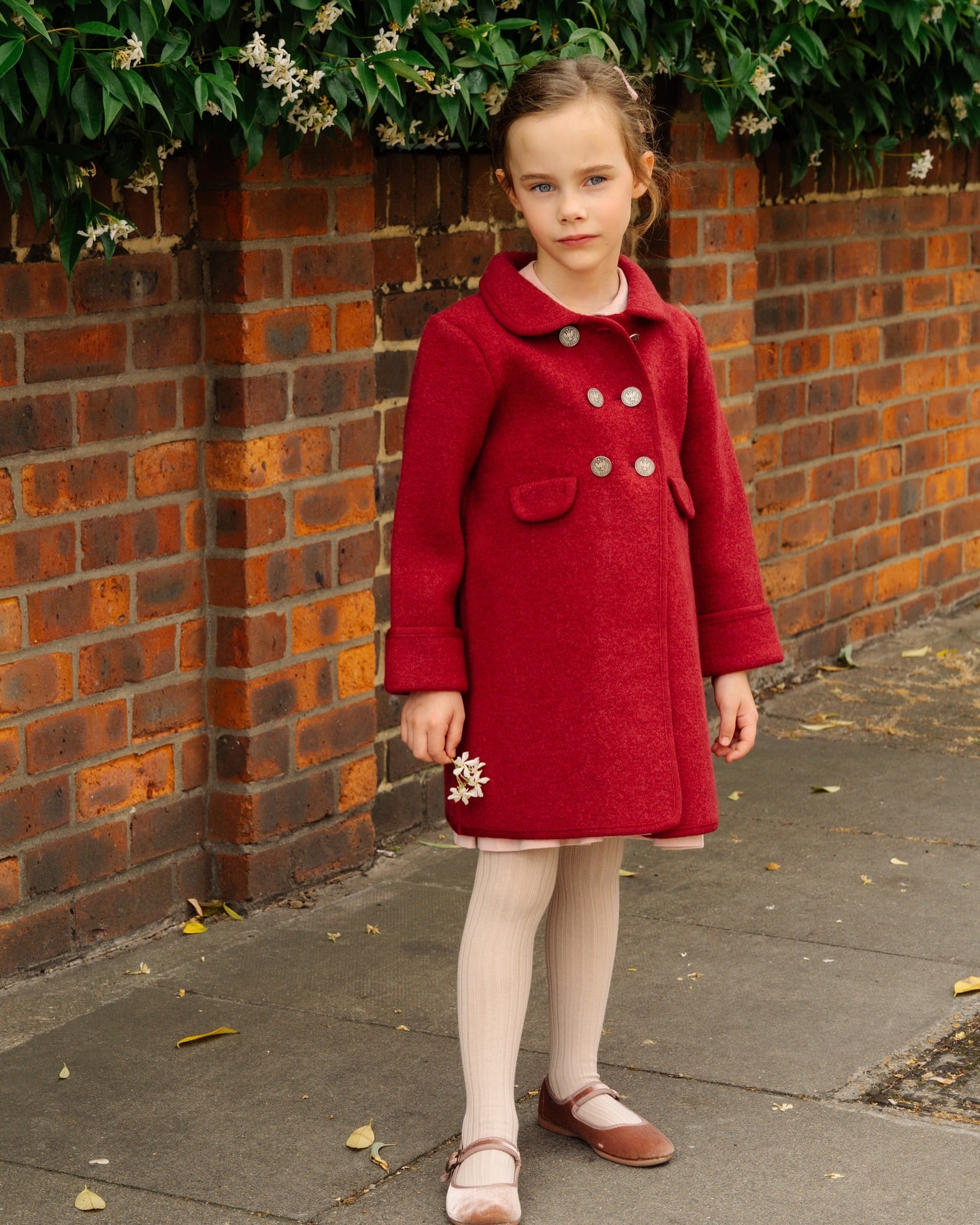 【Festive Style】Amaia Kidsの定番コートで叶えるクリスマスコーデ⁡毎年人気の【Razorbil coat】のバーガンディカラーは、クリスマスシーズンにもぴったり。深みのある色彩が、冬の装いにエレガントな華やかさを添えます。⁡️ピンクやアイボリーで女の子らしいフェミニンコーデ️チェック柄ワンピでクラシカルなトラッドスタイル️ヘアアクセ、タイツ、シューズをクリスマスカラーで揃えて特別感UP⁡暖かさと着心地の良さ、そして上品なデザインが毎年愛され続ける理由です。この冬、定番アイテムに特別感をプラスして寒い季節のお出かけを楽しみましょう♡⁡あと2日！【ショップポイント10倍開催中】⁡#アマイアキッズ #amaiakids #amaiajapan #キッズファッション#英国子供服 #海外子供服 #キッズコート #クリスマス #クリスマスコーデ⁡@amaia_japan⁡▼オンラインショップhttps://amaia.jp