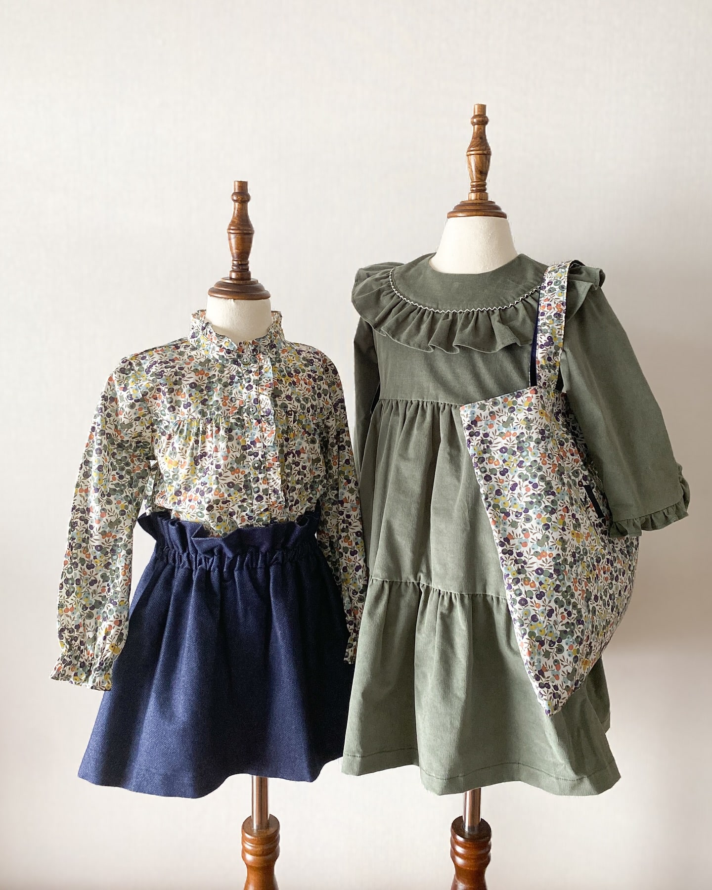 🌳リンクコーデ【Khaki × Khaki】🌲⁡Green系のアイテムは、クリスマスシーズンにも大活躍。Khaki カラーは落ち着きがありながら、クリスマスらしい華やかさも演出可能♡⁡立ち襟がおしゃれなリバティブラウスフリルがキュートなガーリーワンピースベリーが愛らしいリバティバッグ⁡Green,YellowやRedのヘアアクセやタイツと合わせて、上品に輝くクリスマスコーデをお楽しみいただけます⁡さりげなく色味をリンクさせたアイテムで、お子様だけの特別なコーディネートを完成させてください🧸⁡本日、最終日！【ショップポイント10倍開催中】⁡#アマイアキッズ #amaiakids #amaiajapan #英国子供服 #キッズファッション  #リバティ #リバティプリント #リバティバッグ #クリスマス #クリスマスコーデ #キッズヘアアクセサリー⁡@amaia_japan⁡▼オンラインショップhttps://amaia.jp