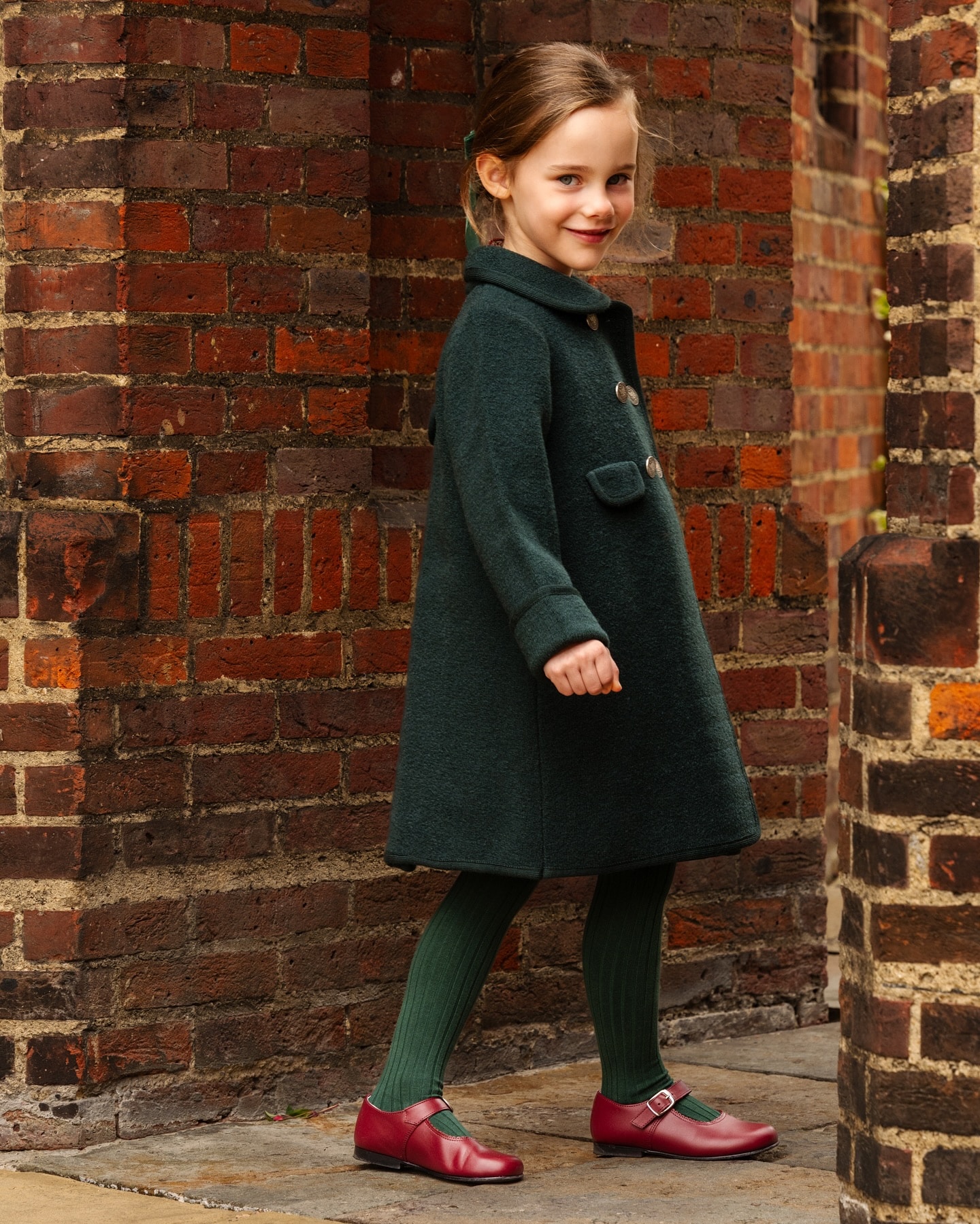 冬のはじまり☃️【Amaia Kids】の定番コートで季節を彩るコーディネート圧縮ウールで暖かな【Razorbil coat】のグリーンカラーは、洗練された印象を与えるアイテム。ホリデーシーズンのイベントやお出かけにも大活躍の一着です🐏高品質なネイビーニットワンピで上品クラシカルリバティWiltshireでナチュラルエレガンスGreenやRedの小物をプラスしたクリスマススタイル長年愛され続ける理由は、変わらない高品質な素材と洗練されたシルエット。今年も自信を持ってオススメしたいアイテムです。本格的に寒くなる前に、ぜひオンラインショップでチェックしてください♡#アマイアキッズ #amaiakids #amaiajapan #キッズコーディネート #英国子供服 #リバティプリント #キッズコート #クリスマス #キッズヘアアクセサリー #女の子ママ #キッズフォーマル