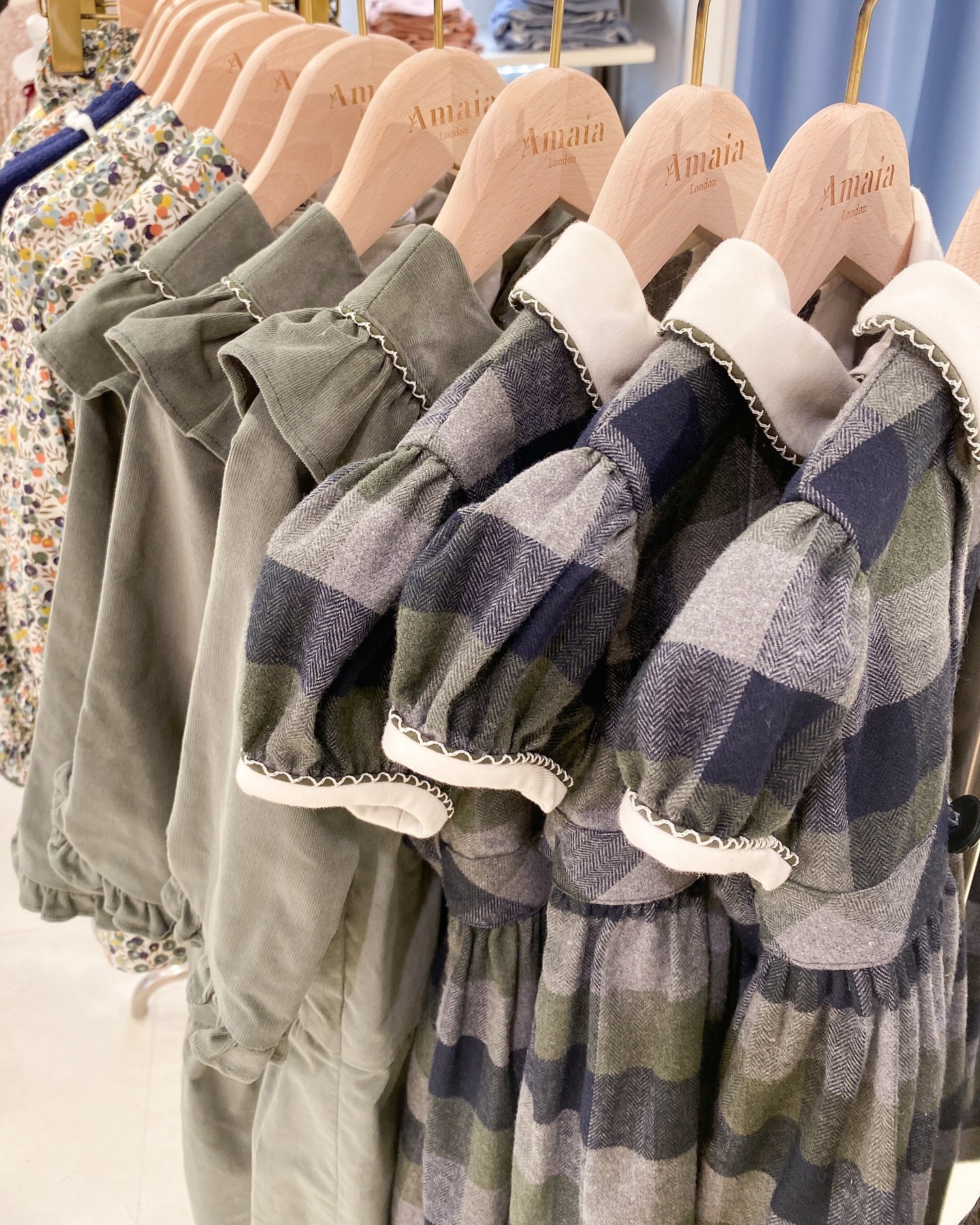 ‍‍【British Trad】カーキとチャコールグレーのタータンチェックは、上品で落ち着いた雰囲気のおしゃれなアイテム♡タータンチェックにグレーやネイビーのアイテムを合わせた英国らしいスタイルは、学校行事や結婚式などのシーンにもぴったり。大切な日の装いに、トラッドなアクセントをプラスした英国ファッションをお楽しみください。時代を超えて愛される、Amaia Kidsの洗練されたスタイルをぜひお試しください#アマイアキッズ #amaiakids #amaiajapan #キッズコーディネート #英国子供服  #キッズコート #フォーマルファッション #スクールファッション #兄弟姉妹コーデ #リンクコーデ@amaia_japan⁡▼オンラインショップhttps://amaia.jp