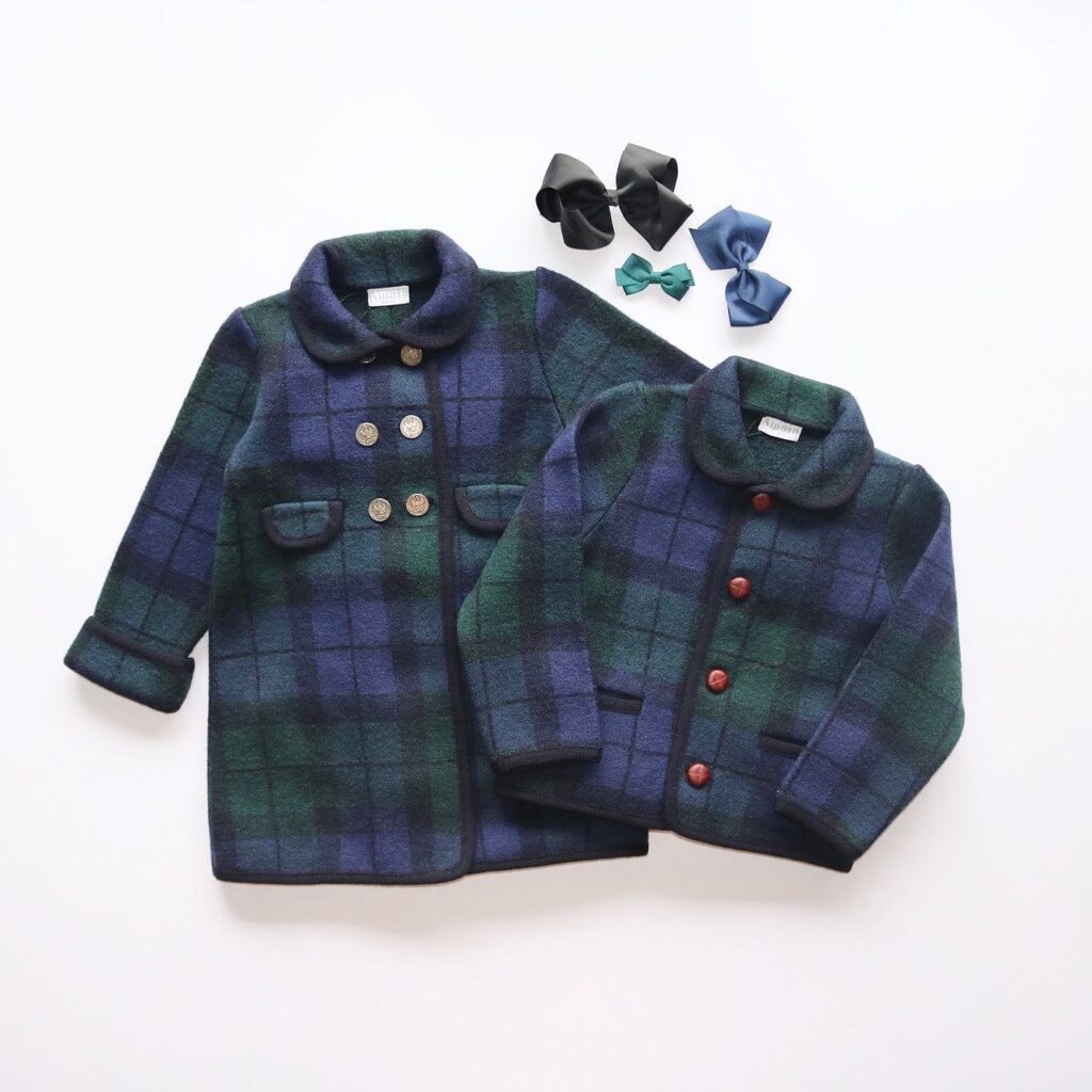 伝統的な【Tartan check】タータンチェックのコートとジャケットで英国の秋冬スタイルを楽しもうクラシックなタータンチェックは、スコットランドの伝統的な魅力を感じさせるデザイン。小花柄のブラウスやバーガンディのアイテムを合わせれば、英国らしいエレガントなホリデースタイルが完成します伸縮性のある圧縮ウール素材のため着心地も抜群🐏男女兼用アイテムで、兄弟姉妹リンクコーデもお楽しみいただけます寒い季節も、クラシックで暖かな装いを♡🖤BLACK FRIDAY🖤 開催中この機会にぜひ！オンラインショップでチェック#アマイアキッズ #amaiakids #amaiajapan #英国子供服  #キッズコーディネート #タータンチェック #キッズコート #キッズジャケット #キッズヘアアクセサリー #ブラックフライデー #兄弟姉妹コーデ #出産祝い@amaia_japan⁡▼オンラインショップhttps://amaia.jp