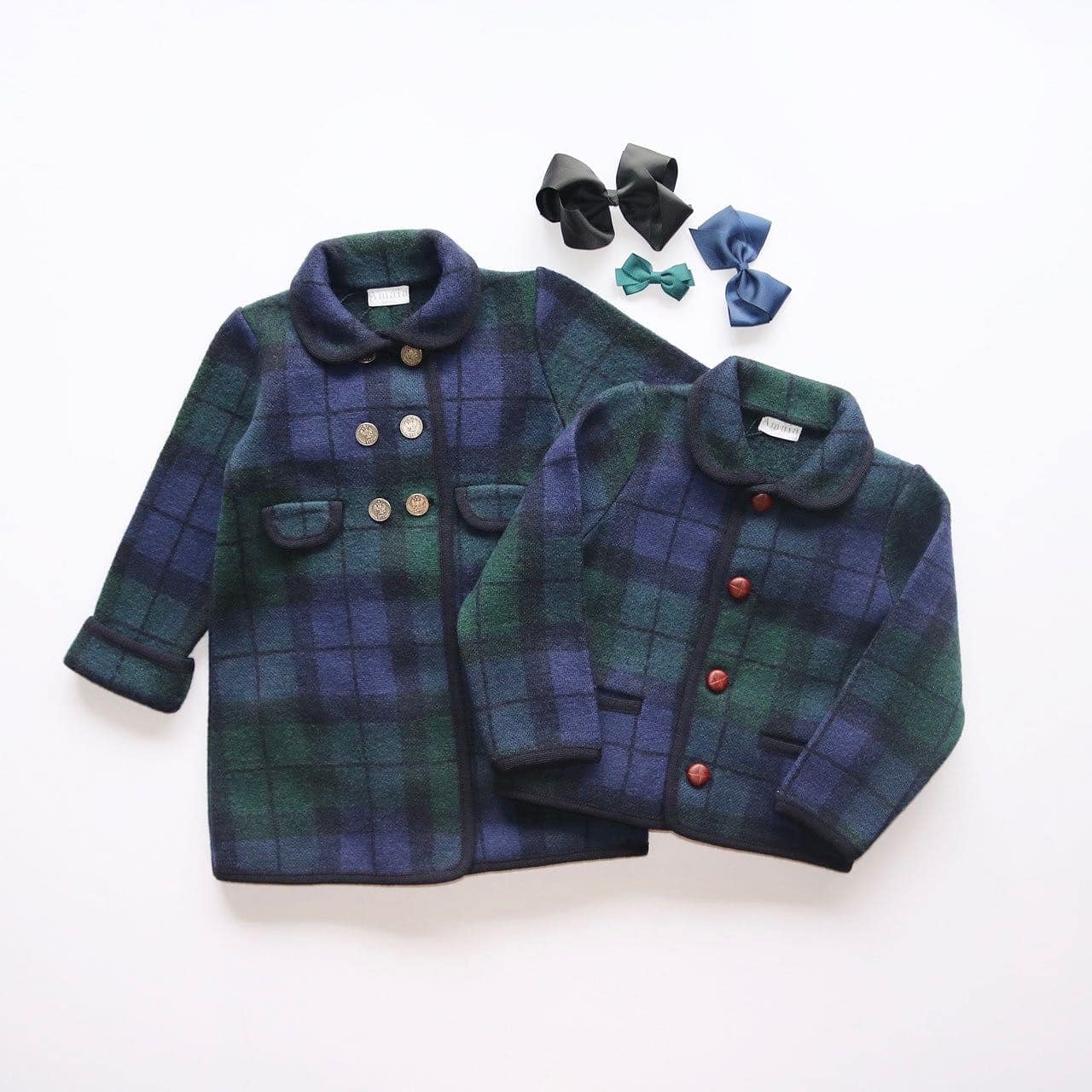 伝統的な【Tartan check】タータンチェックのコートとジャケットで英国の秋冬スタイルを楽しもうクラシックなタータンチェックは、スコットランドの伝統的な魅力を感じさせるデザイン。小花柄のブラウスやバーガンディのアイテムを合わせれば、英国らしいエレガントなホリデースタイルが完成します伸縮性のある圧縮ウール素材のため着心地も抜群🐏男女兼用アイテムで、兄弟姉妹リンクコーデもお楽しみいただけます寒い季節も、クラシックで暖かな装いを♡🖤BLACK FRIDAY🖤 開催中この機会にぜひ！オンラインショップでチェック#アマイアキッズ #amaiakids #amaiajapan #英国子供服  #キッズコーディネート #タータンチェック #キッズコート #キッズジャケット #キッズヘアアクセサリー #ブラックフライデー #兄弟姉妹コーデ #出産祝い@amaia_japan⁡▼オンラインショップhttps://amaia.jp