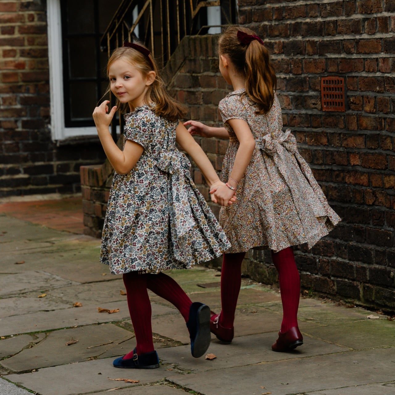 🧵スモッキング刺繍の魅力🪡Amaia Kidsが大切にしていることのひとつに、【伝統的な服作りの熟練の技術を永続させること】があります。その象徴とも言えるのが「スモッキング刺繍」。スモッキング刺繍は、布を手作業で細かく寄せ、繊細なステッチで模様を形作る技術。多くは職人の手作業によって仕上げられ、この刺繍には時間、知識、そして忍耐が必要です。近年、優れた職人を見つけることが難しい時代。それでも、貴重な技術を受け継いだ職人たちがAmaia Kidsのアイテムを通じて、その伝統を今も丁寧に守り続けています。今季も熟練職人たちが手掛けた、美しく繊細な作品をぜひご覧ください。🖤BLACK FRIDAY🖤最終日スモッキング刺繍アイテムも対象です♡この機会をお見逃しなく！#アマイアキッズ #amaiakids #amaiajapan #英国子供服 #スモッキング刺繍 #ハンドメイド #キッズファッション #女の子ワンピース #女の子ママ #出産祝い女の子 #リバティ子供服 @amaia_japan⁡▼オンラインショップhttps://amaia.jp