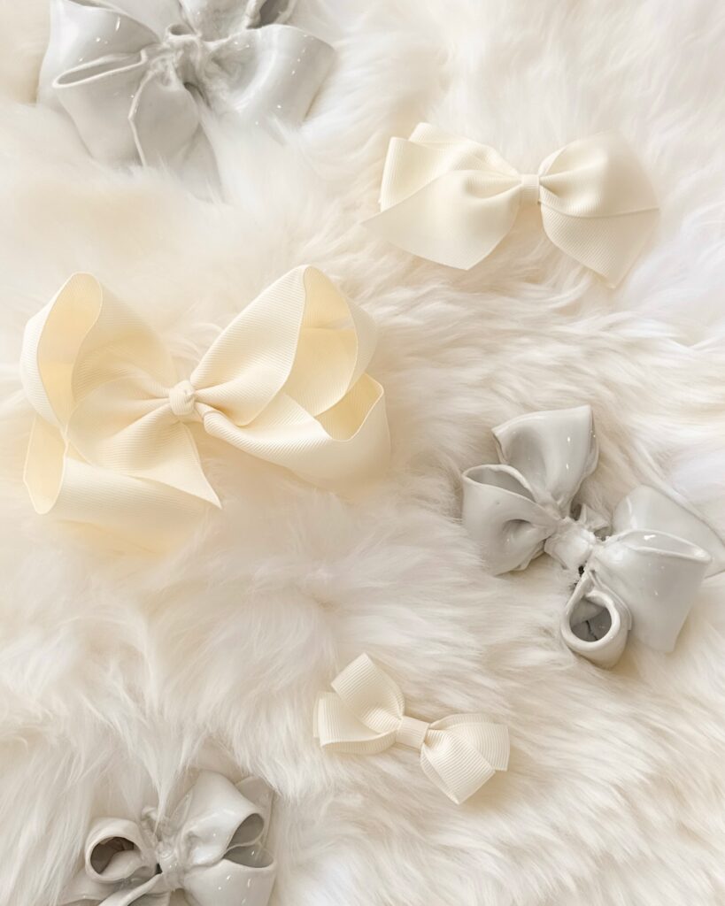 ヘアクリップ再入荷⁡完売中のお色のヘアクリップを再入荷しました⁡顔周りを華やかに彩るアマイアキッズのヘアクリップ⁡全70色からお気に入りを見つけてください♡⁡#アマイアキッズ #amaiakids #amaiajapan #ヘアボウ #イギリス子供服 #ヘアクリップ  #女の子ヘアアクセサリー #キッズヘアアクセサリー #プチギフト #出産祝いギフト #女の子ベビーコーデ #女の子ママ@amaia_japan⁡▼オンラインショップhttps://amaia.jp