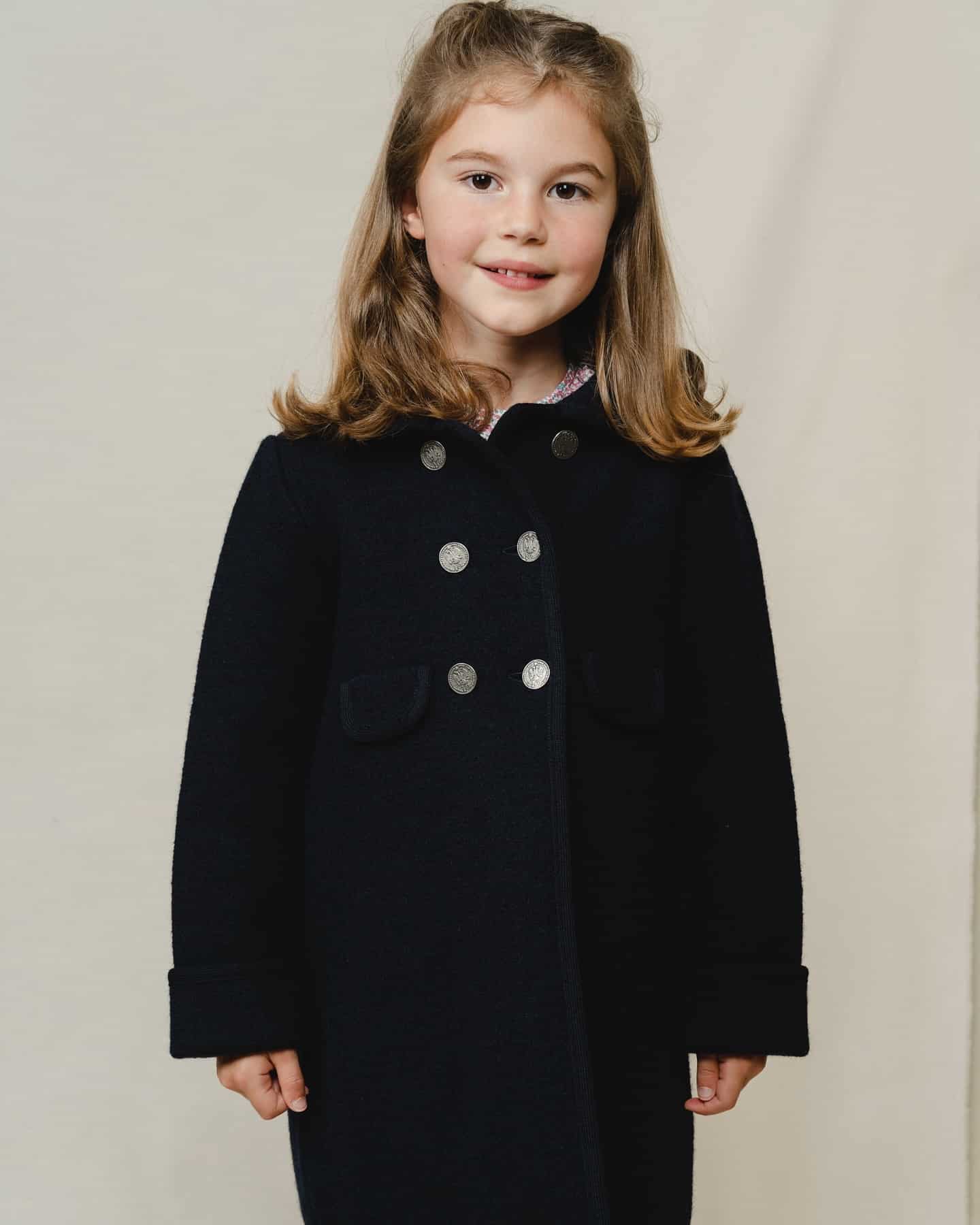 アマイアキッズのRazorbil coatはシンプルでおしゃれなデザインだから、どんなコーディネートにもぴったり⁡寒い季節もこの暖か圧縮ウールコートで、暖かさをキープ🐏⁡#アマイアキッズ #amaiakids #amaiajapan #子供服 #イギリス子供服 #圧縮ウールコート #キッズコート #キッズフォーマル #シャーロット王女 #キャサリン妃 #イギリスファッション⁡@amaia_japan⁡▼オンラインショップhttps://amaia.jp