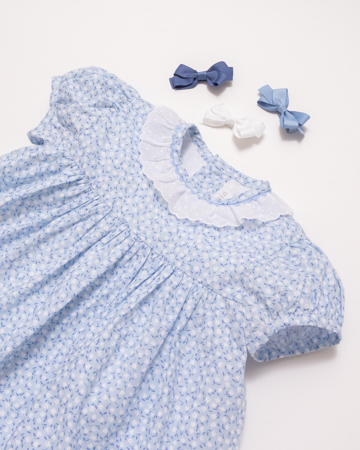 春夏Blue🤍ブルー地にホワイトやダークブルーのお花が描かれたワンピースは春夏にぴったりのアイテム襟元には小さな羽根のようなドットが可愛らしいプルメッティ生地🫧パフスリーブ＆ふんわり広がるシルエットで、女の子らしさ満点ですホワイトやブルーのヘアアクセサリーで清楚に、イエローでキュートな雰囲気にチェンジ。春夏の爽やかで気品あるコーディネートをお楽しみください♡#アマイアキッズ #amaiakids #amaiajapan #英国子供服 #キッズヘアアクセサリー #女の子ワンピース #女の子ベビー服 #女の子出産祝い #出産祝い #ベビーギフト #女の子ママ #女の子服 @amaia_japan⁡▼オンラインショップhttps://amaia.jp