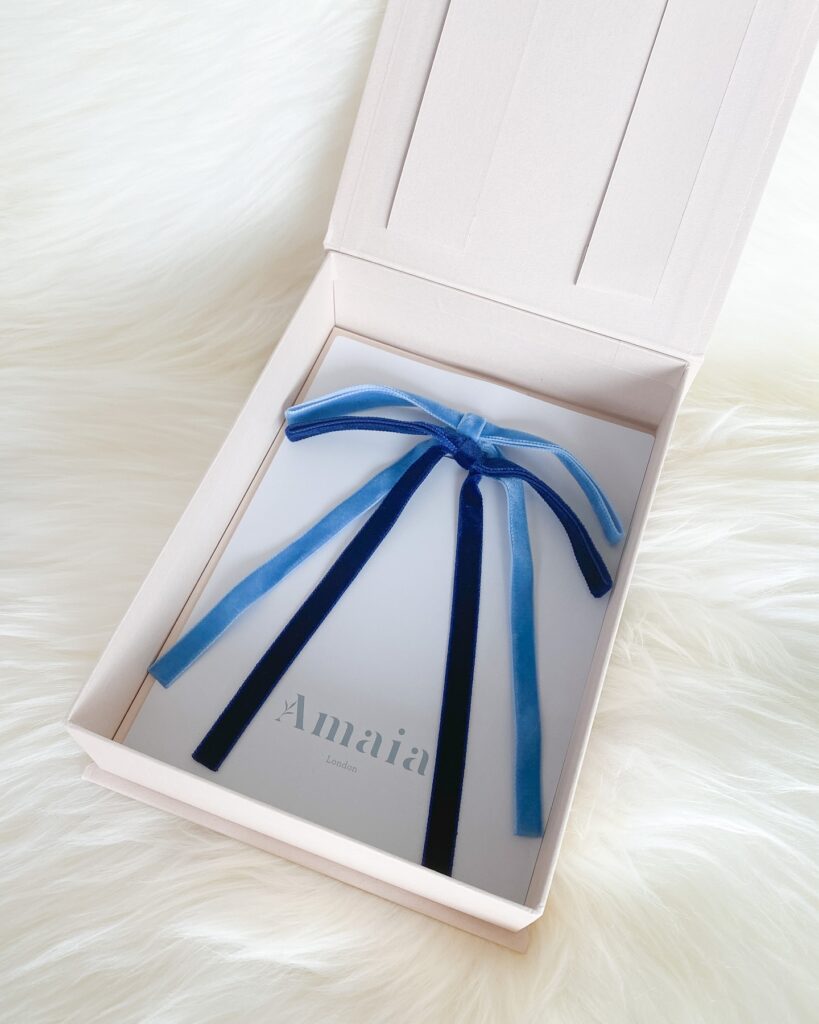 贈り物卒業・入学のお祝いにオススメの「Velvet Long Tail Hair Tie」華奢なリボンが優雅に流れ、結ぶだけでフェミニンなスタイルに♡特別な日にもデイリー使いにもぴったりなヘアゴム2個セット。ヘアアクセサリー専用ボックスもご用意しております。大切な方への贈り物に、ぜひご利用ください#アマイアキッズ #amaiakids #amaiajapan #英国子供服 #イギリスブランド #キッズヘアアクセサリー #ヘアアクセサリー #髪飾り #卒業祝い #入学祝い #プチギフト@amaia_japan⁡▼オンラインショップhttps://amaia.jp