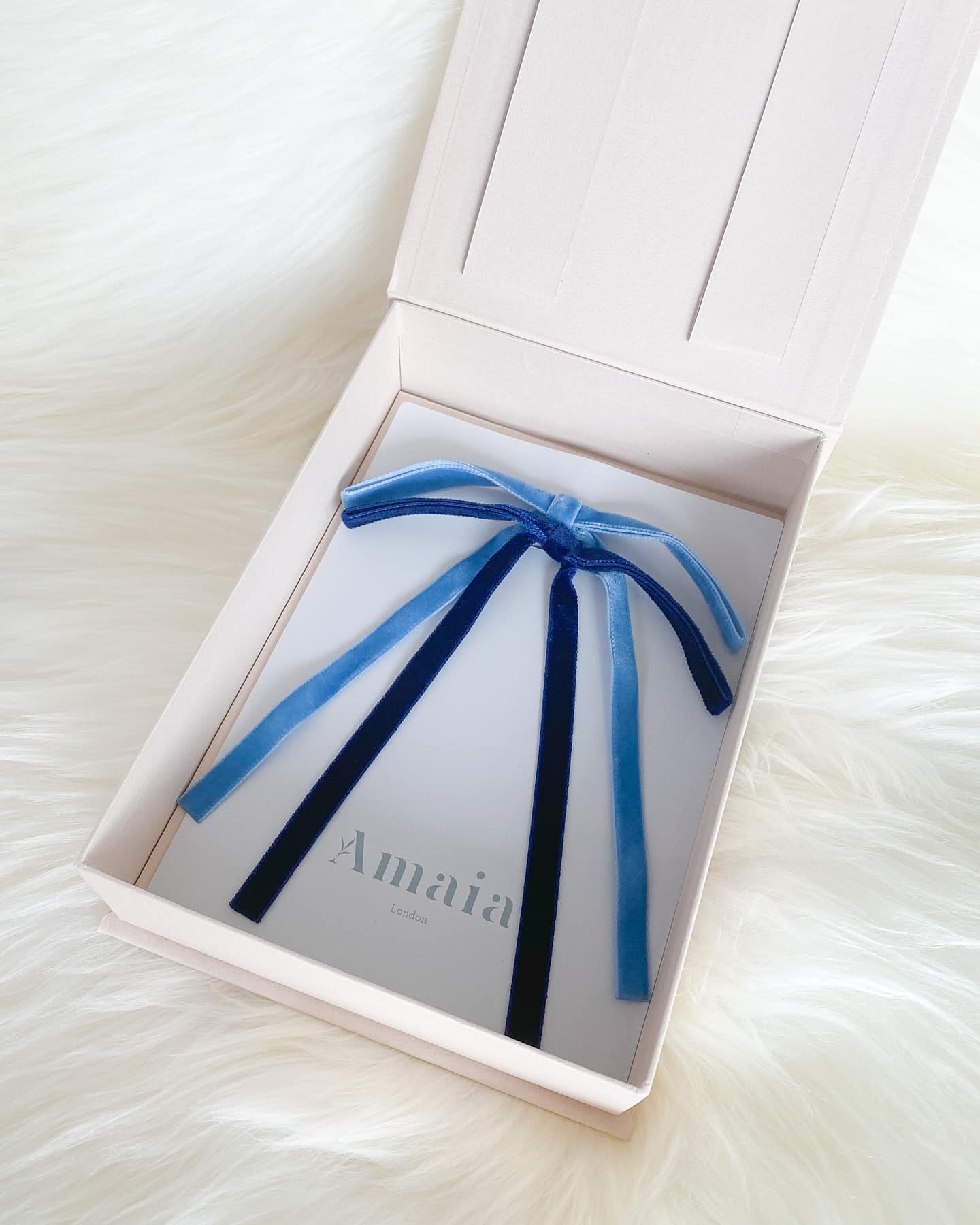 贈り物卒業・入学のお祝いにオススメの「Velvet Long Tail Hair Tie」華奢なリボンが優雅に流れ、結ぶだけでフェミニンなスタイルに♡特別な日にもデイリー使いにもぴったりなヘアゴム2個セット。ヘアアクセサリー専用ボックスもご用意しております。大切な方への贈り物に、ぜひご利用ください#アマイアキッズ #amaiakids #amaiajapan #英国子供服 #イギリスブランド #キッズヘアアクセサリー #ヘアアクセサリー #髪飾り #卒業祝い #入学祝い #プチギフト@amaia_japan⁡▼オンラインショップhttps://amaia.jp