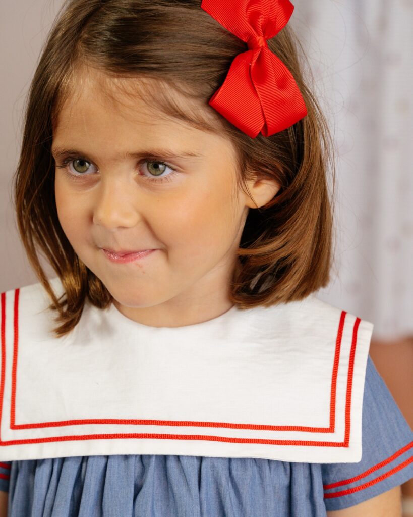 Iconicな【Joana dress】ホワイトのセーラーカラーに、ふわりと広がるシルエットが可愛らしさを引き立てるアイコニックなデザイン。高い切り替えで締め付け感がなく、軽やかなシャンブレー生地が春夏シーズンにぴったりの一着セーラーカラーと袖口のレッドラインが華やかでキュートなアクセントに️赤のヘアアクセサリーと合わせてさらにキュートに春夏の主役になるワンピース、オンラインでぜひチェックしてください♡#アマイアキッズ #amaiakids #amaiajapan #英国子供服 #キッズファッション #女の子ワンピース #春夏ワンピース #主役ワンピース #女の子ママ #女の子ベビー服 #出産祝い女の子 @amaia_japan⁡▼オンラインショップhttps://amaia.jp