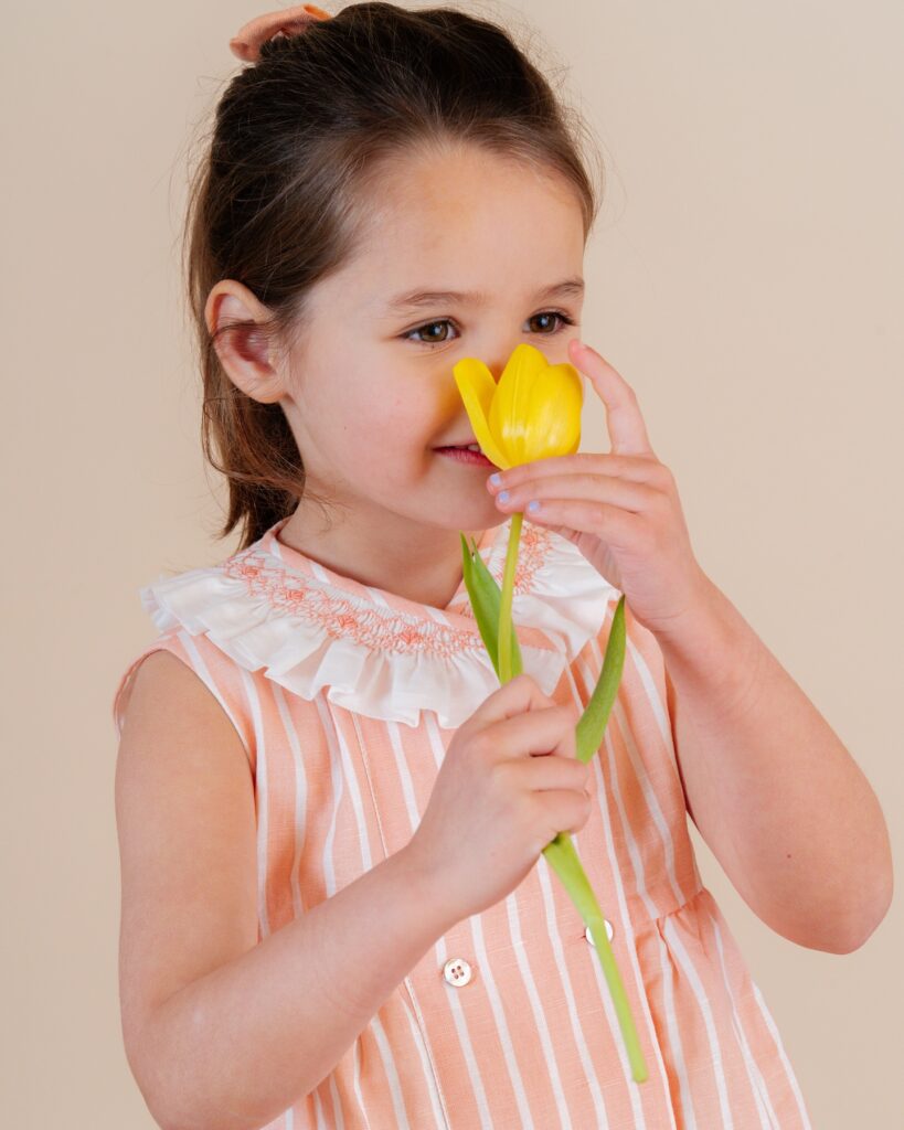 Iris dress🪡🧵重なるフリルが彩る、上品で可憐な一着ピーチストライプとホワイトフリルのコントラストが魅力的な「Iris dress」🧡🤍重なるフリルの襟元に豪華なピンクカラーの手刺繍が施され、さらにエレガントに。高級素材のコットンリネンを使用し、春夏にぴったりの軽やかな着心地です♡可愛らしさと上品さを兼ね備えた特別なワンピースで、春夏のお出かけをもっと楽しく【アマイアキッズPOP UP SHOP】～4月15日（火）まで、伊勢丹新宿店本館6階 リ・スタイルキッズで開催中#アマイアキッズ #amaiakids #amaiajapan #英国子供服 #イギリスブランド #キッズファッション #女の子コーデ #女の子ワンピース #手刺繍ワンピース #女の子ママ #女の子服 #ヨーロッパ子供服 @amaia_japan⁡▼オンラインショップhttps://amaia.jp