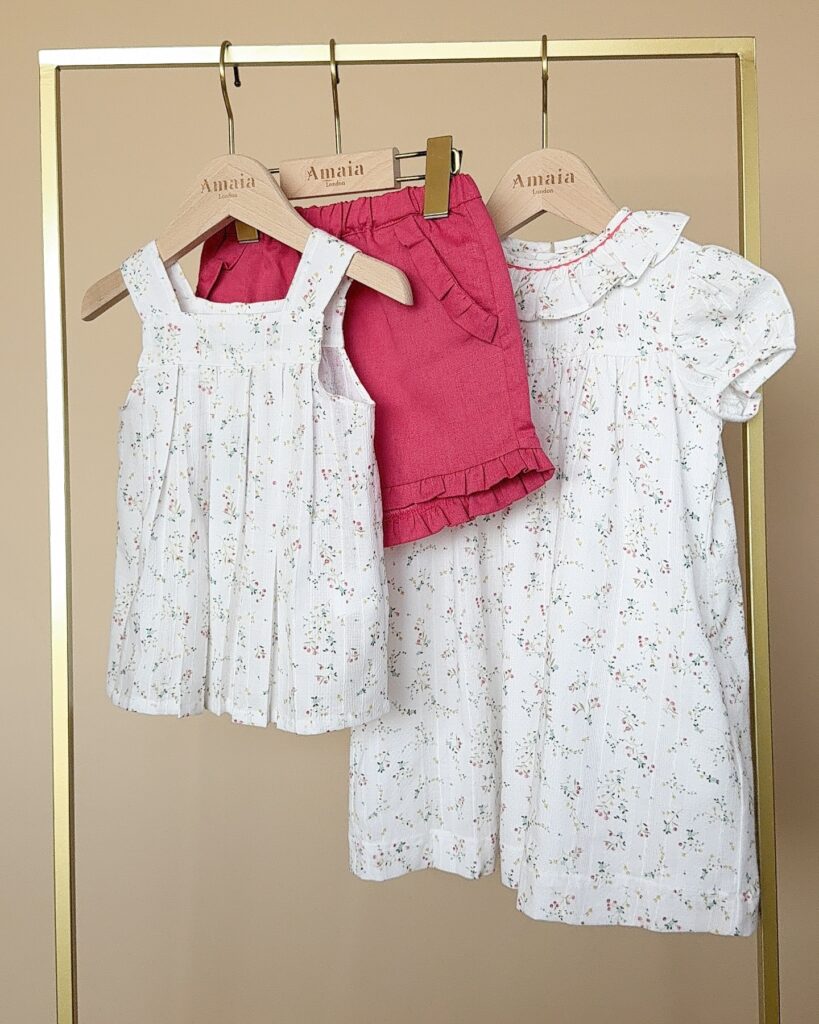 可憐に咲く、チェリー＆小花柄ホワイトの生地に、イエローやブルーの小花とチェリー柄がやさしく広がる甘くて愛らしい春夏デザイン。『Marylin top』甘い生地に、スクエアカット×ボックスプリーツのディテール。凛々しさと甘さを併せ持ち、スカートにもパンツにも合わせやすい万能トップス。『Millie dress』フリルの襟元にはネクターピンクの波模様がアクセントに。ふんわり広がるシルエットとパフスリーブで、ガーリーな魅力たっぷりのワンピース。春夏らしいやさしく可憐なアイテムたち。ぜひご覧ください本日まで！【Amaia Kids 25SS POP UP】伊勢丹新宿店 本館6階 リ・スタイルキッズにて開催中#アマイアキッズ #amaiakids #amaiajapan #英国子供服 #英国ブランド #春コーデ #女の子コーデ #女の子ワンピース #伊勢丹新宿店 #isetan@amaia_japan⁡▼オンラインショップhttps://amaia.jp