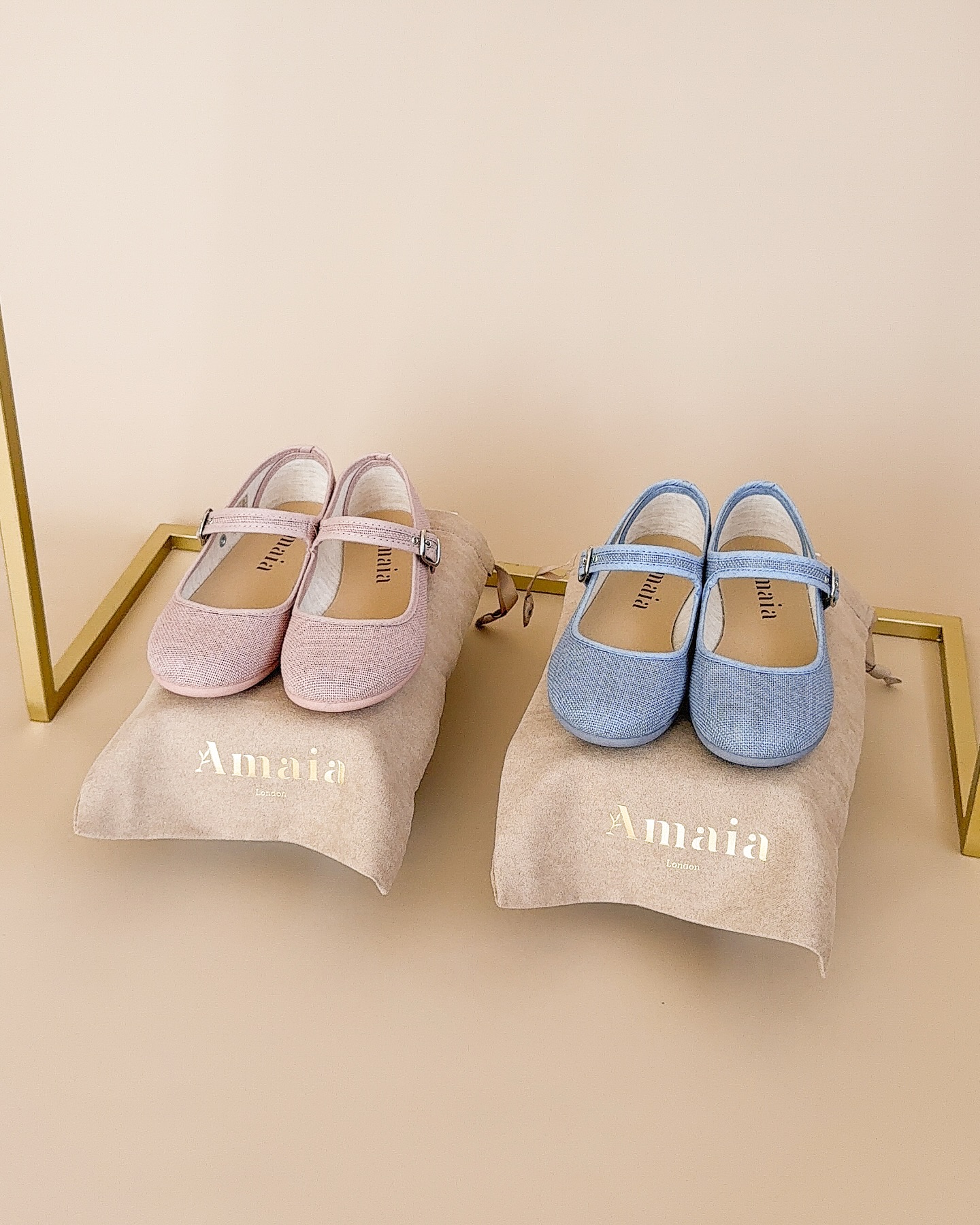 メアリージェーンシューズ🩰ポップアップでご紹介していたメアリージェーンシューズ、「ブルーカラー」がオンラインショップに登場🩵絵本に出てくるようなクラシックで愛らしいデザイン。軽やかなリネン素材が春夏の装いにぴったりです商品は、アマイアキッズオリジナル袋に入れてお届けします♡※ピンクカラーは完売しております。再入荷の予定はございません。人気のシューズにつき残りわずか！サイズがあるうちに、ぜひご覧ください#アマイアキッズ #amaiakids #amaiajapan #英国子供服 #イギリスブランド #キッズシューズ  #女の子シューズ #女の子コーデ #メアリージェーン #メリージェーン #女の子ママ @amaia_japan⁡▼オンラインショップhttps://amaia.jp