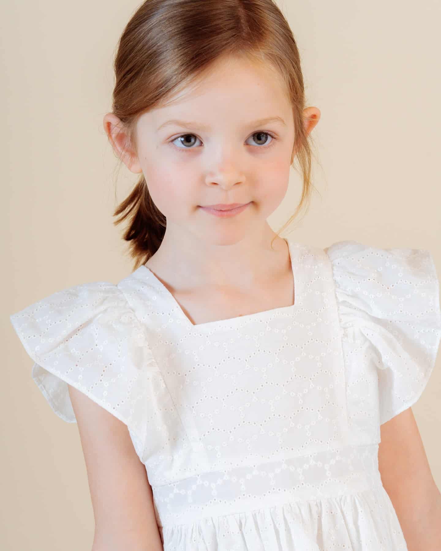 🦢毎年大人気の白ワンピースなびく肩のフリルと贅沢に生地を使用した細やかなギャザーが、可愛らしくもエレガント♡🪽女の子らしく清楚な印象の一着ですスクエアカットの襟元とホワイトの透かし模様が繊細で美しく、春夏にぴったりのデザイン🤍毎年大人気の白ワンピース。純白の『Coralie dress』は出産祝いにもオススメ。サイズがあるうちにぜひご覧ください🍼まもなく終了！【Amaia Kids 25SS POP UP】～4月15日（火）まで、伊勢丹新宿店 本館6階 リ・スタイルキッズにて開催中#アマイアキッズ #amaiakids #amaiajapan #ホワイトコーデ #女の子ワンピース #出産祝い #ベビーギフト #英国子供服 #伊勢丹新宿店 #isetan #女の子ママ #女の子服@amaia_japan⁡▼オンラインショップhttps://amaia.jp