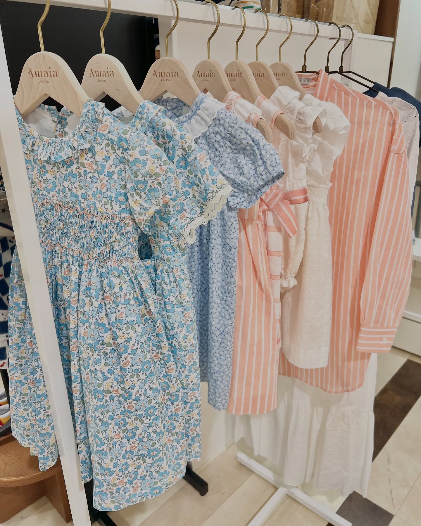 Amaia Kidsらしい、英国の気品が息づくコレクション繊細なリバティプリント愛らしい花柄上質な素材🧵手の込んで刺繍🪡で仕立てられたワンピースやシャツたち。どれも手にとってご覧いただきたい、特別なアイテムばかり♡Amaia Kids SS25 POP UP阪急うめだ本店 11階 🗓️ 〜6月17日（火）#アマイアキッズ #amaiakids #amaiajapan #阪急うめだ本店 #うめはん #英国子供服 #海外子供服 #リバティプリント #女の子ワンピース #女の子コーデ #リンクコーデ #出産祝い #ベビー服@amaia_japan⁡▼オンラインショップhttps://amaia.jp