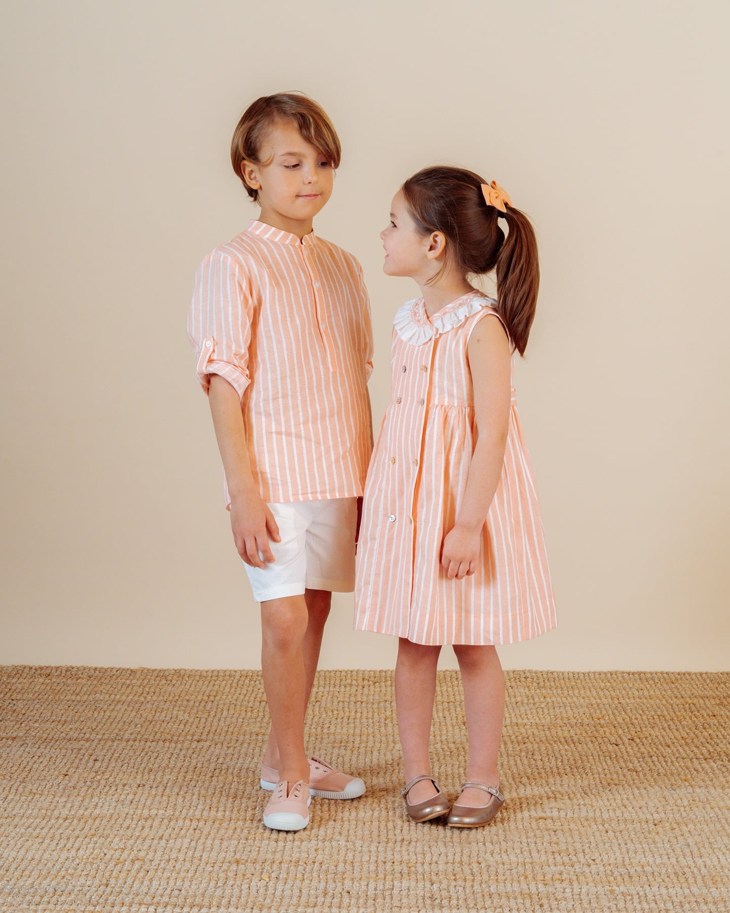Matching in Peach Stripe おしゃれなピーチストライプで、おそろいスタイル男の子にも女の子にも似合うやさしいトーンがきょうだいコーデをぐっと華やかに♡高品質なコットンリネン素材は、これからの季節にもぴったりです。今しかできないリンクコーデで特別な思い出を📸#アマイアキッズ #amaiakids #amaiajapan #リンクコーデ #兄妹コーデ #ファミリーコーデ #ファミリーフォト #英国子供服 #イギリスブランド #出産祝い #ベビー服 #男の子ママ #女の子ママ @amaia_japan⁡▼オンラインショップhttps://amaia.jp