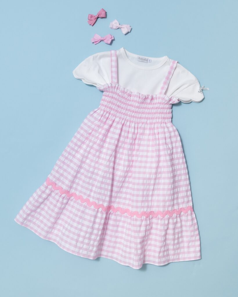 甘くて可愛い『Lily dress』🧁季節感たっぷりのピンクチェックに、ふんわり広がるシルエット。女の子らしさがぎゅっと詰まったワンピーススカートの裾には、シュガーピンクの波模様の装飾入り。ひと目で心ときめく一着に仕上がっています1枚ではもちろん、Tシャツを合わせてもキュート♡街でもリゾートでも映えるオススメのワンピースです。#アマイアキッズ #amaiakids #amaiajapan #女の子ワンピース #ピンクワンピース #女の子コーデ #夏コーデ #英国子供服 #女の子ママ #ママライフ #女の子ファッション @amaia_japan⁡▼オンラインショップhttps://amaia.jp