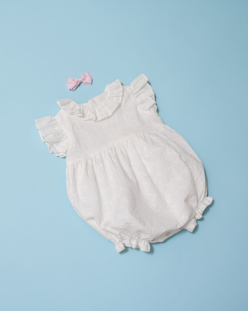 ベビーロンパース🍼発売からすぐにご好評をいただき、完売のサイズも出ている人気アイテム。出産祝いについて、ご質問の多い「サイズ選び」の目安をご紹介 サイズ6mo（3〜6ヶ月）「すぐに着られるサイズ」として人気。赤ちゃんらしい小さなサイズ感は、“はじめてのお子さま”へのプレゼントとして特に喜ばれています。 サイズ1（6〜12ヶ月）少し成長した頃にぴったり。「長く使ってほしい」「赤ちゃんに会いに行く予定が少し先」という方にオススメです。どちらのサイズも、可愛らしくて実用的。贈るタイミングやお気持ちに合わせて、お選びください。想いを込めた贈りものが、素敵なかたちとなりますように🕊️#アマイアキッズ #amaiakids #amaiajapan #出産祝い #ベビーギフト #ベビーアイテム #女の子ベビー #男の子ベビー #英国子供服 #女の子ヘビー #ベビーロンパース @amaia_japan⁡▼オンラインショップhttps://amaia.jp