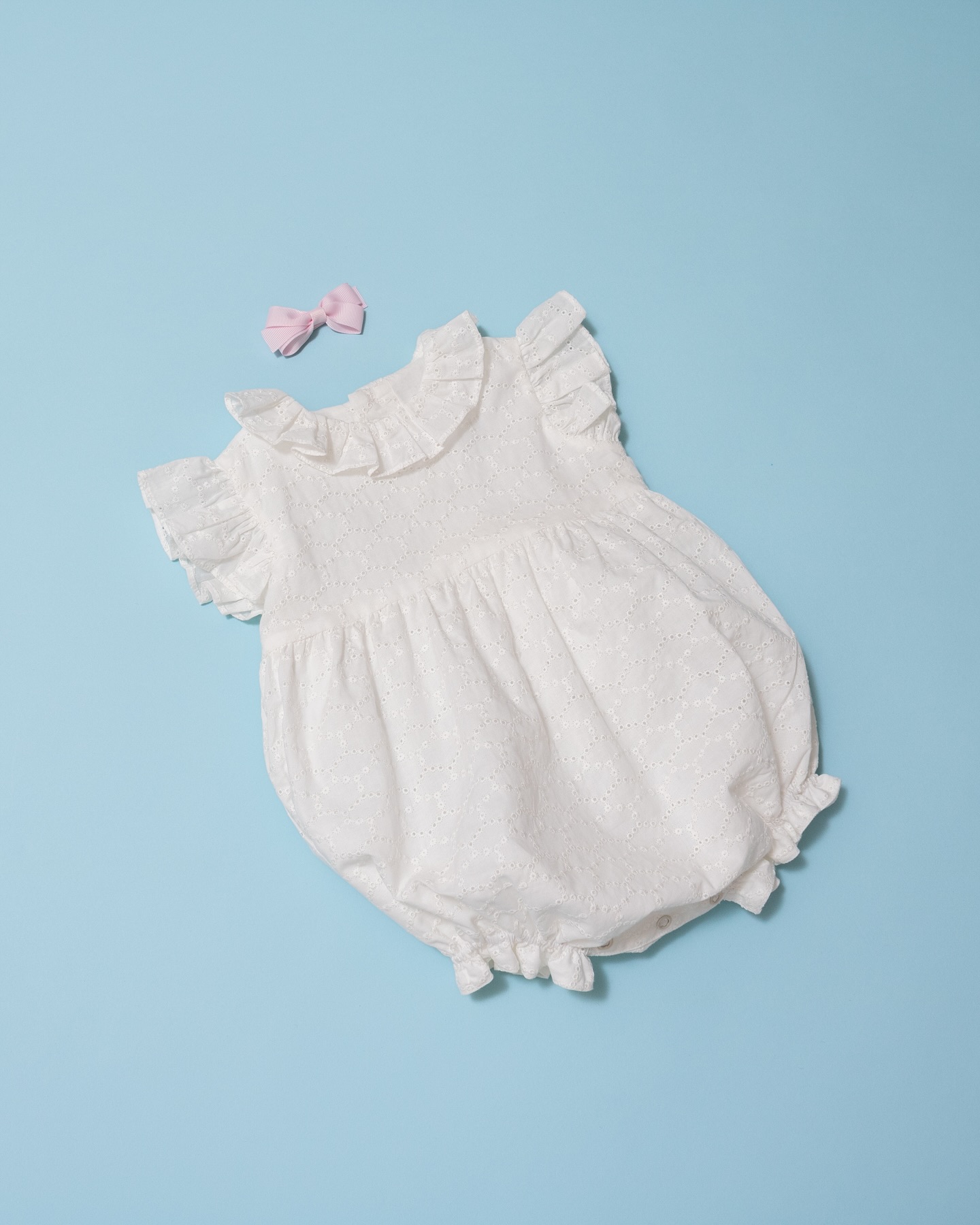 ベビーロンパース🍼発売からすぐにご好評をいただき、完売のサイズも出ている人気アイテム。出産祝いについて、ご質問の多い「サイズ選び」の目安をご紹介 サイズ6mo（3〜6ヶ月）「すぐに着られるサイズ」として人気。赤ちゃんらしい小さなサイズ感は、“はじめてのお子さま”へのプレゼントとして特に喜ばれています。 サイズ1（6〜12ヶ月）少し成長した頃にぴったり。「長く使ってほしい」「赤ちゃんに会いに行く予定が少し先」という方にオススメです。どちらのサイズも、可愛らしくて実用的。贈るタイミングやお気持ちに合わせて、お選びください。想いを込めた贈りものが、素敵なかたちとなりますように🕊️#アマイアキッズ #amaiakids #amaiajapan #出産祝い #ベビーギフト #ベビーアイテム #女の子ベビー #男の子ベビー #英国子供服 #女の子ヘビー #ベビーロンパース @amaia_japan⁡▼オンラインショップhttps://amaia.jp